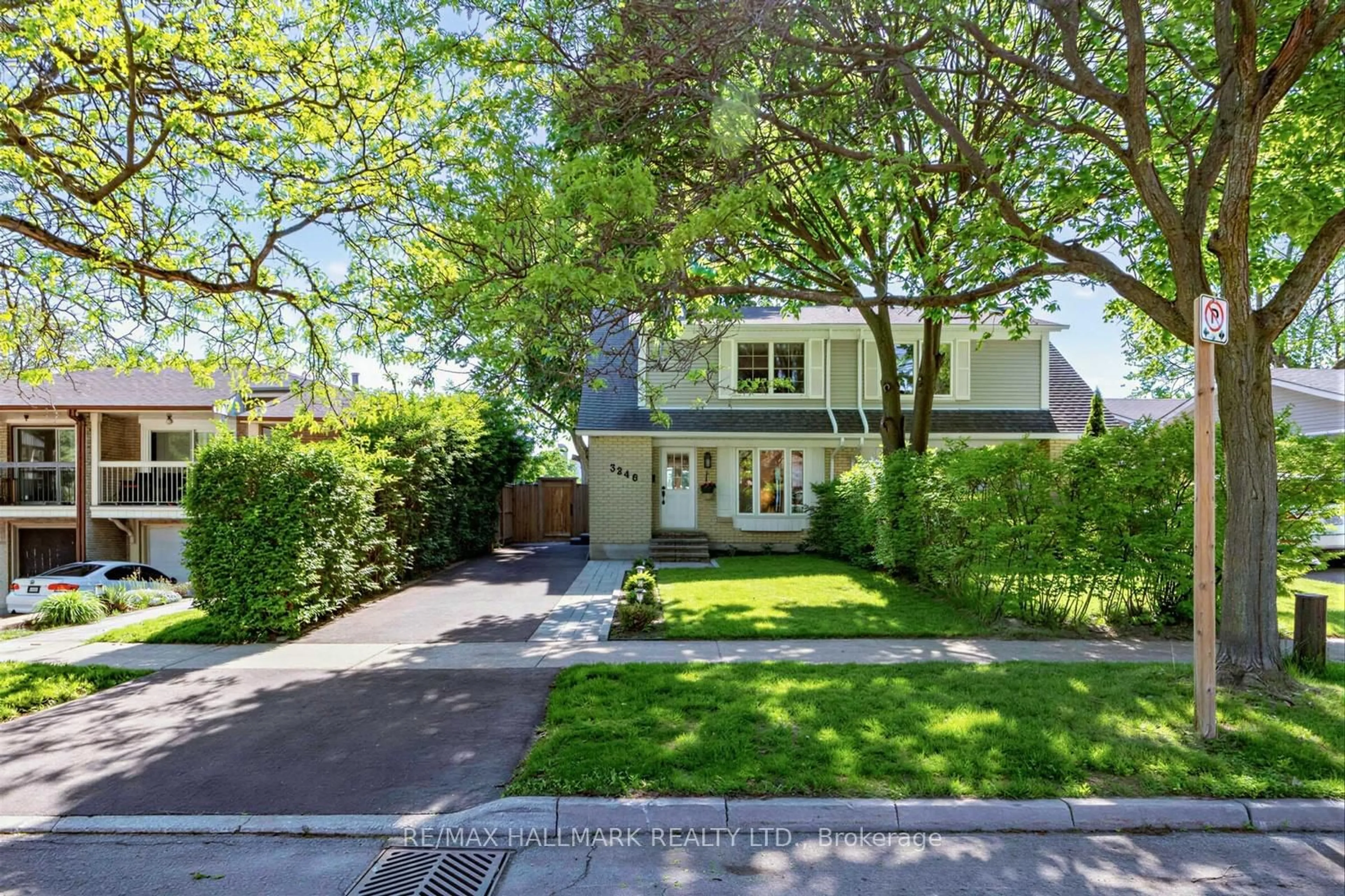 A pic from outside/outdoor area/front of a property/back of a property/a pic from drone, street for 3246 Candela Dr, Mississauga Ontario L5A 2T8