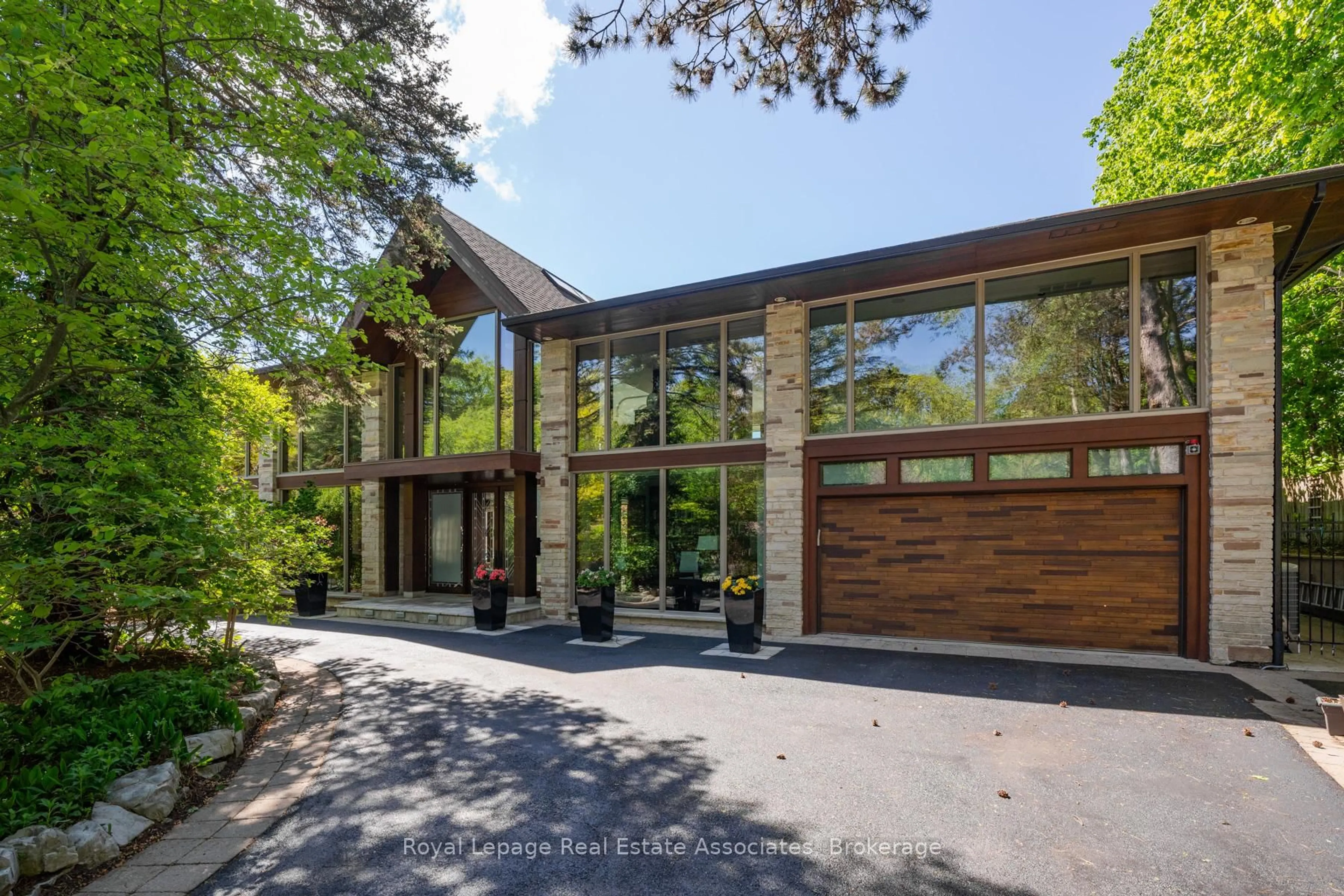Home with brick exterior material, unknown for 1510 Pinetree Cres, Mississauga Ontario L5G 2S8