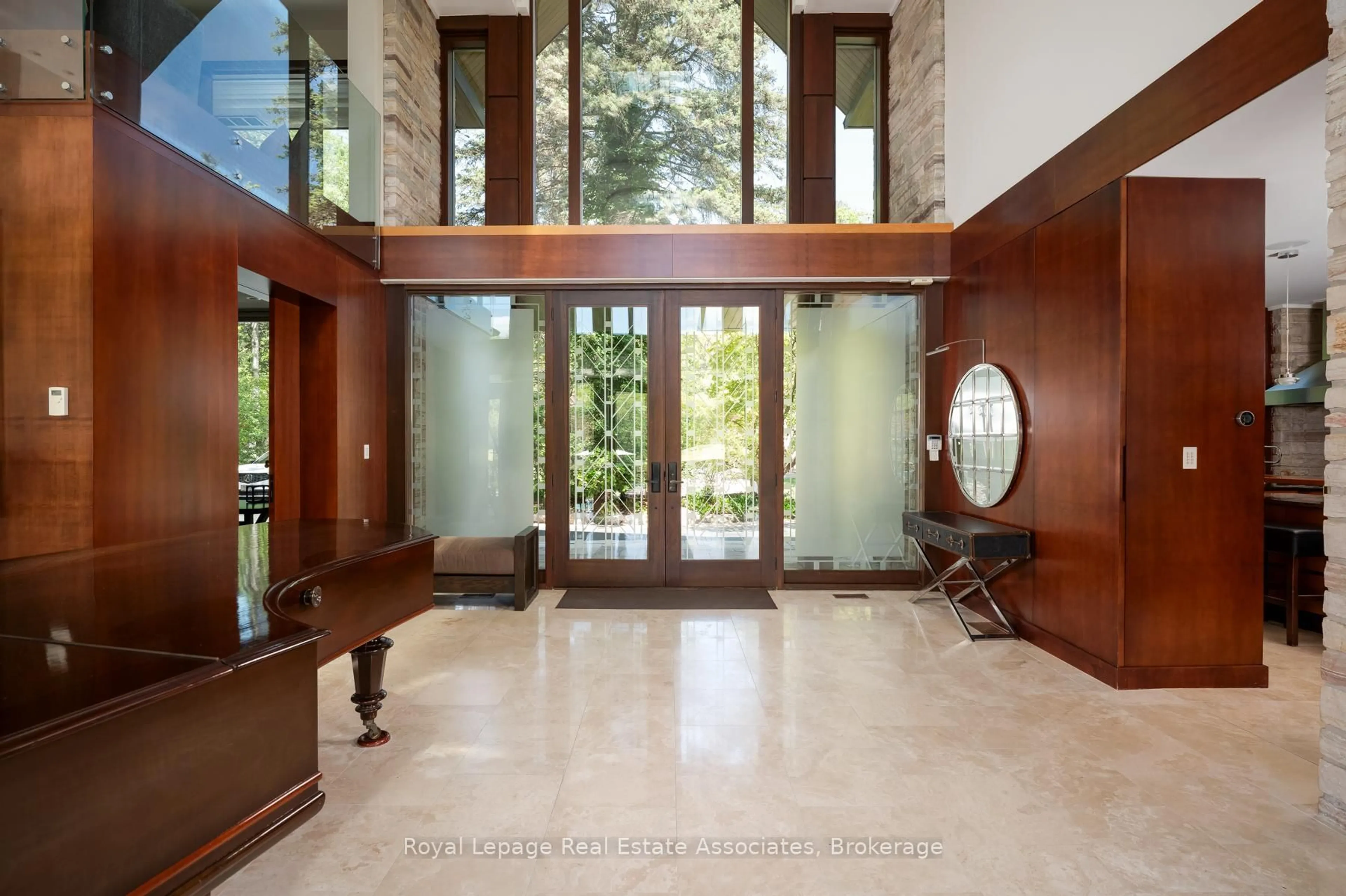 Indoor foyer for 1510 Pinetree Cres, Mississauga Ontario L5G 2S8