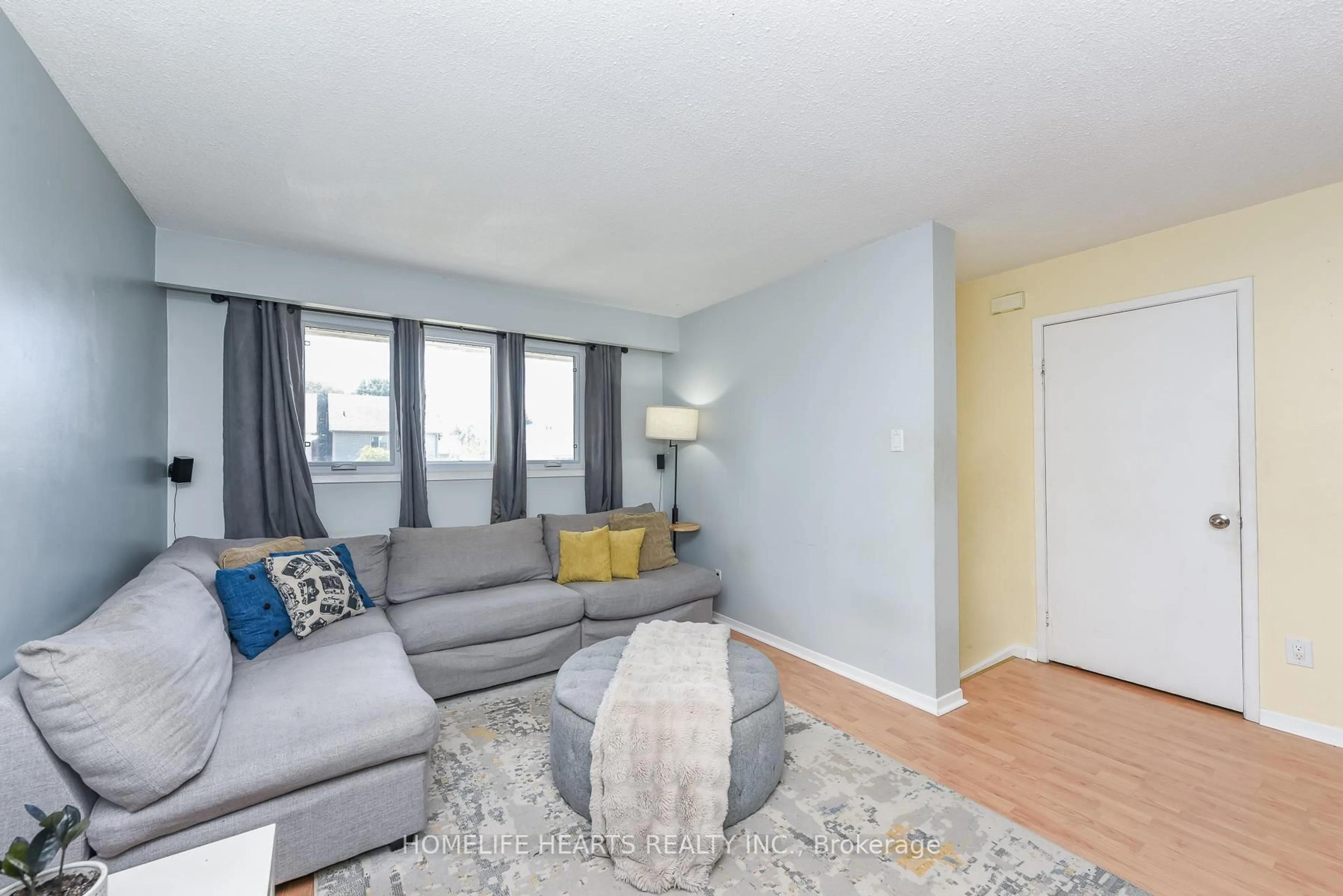 Living room with furniture, unknown for 52 Primrose Cres, Brampton Ontario L6Z 1E3