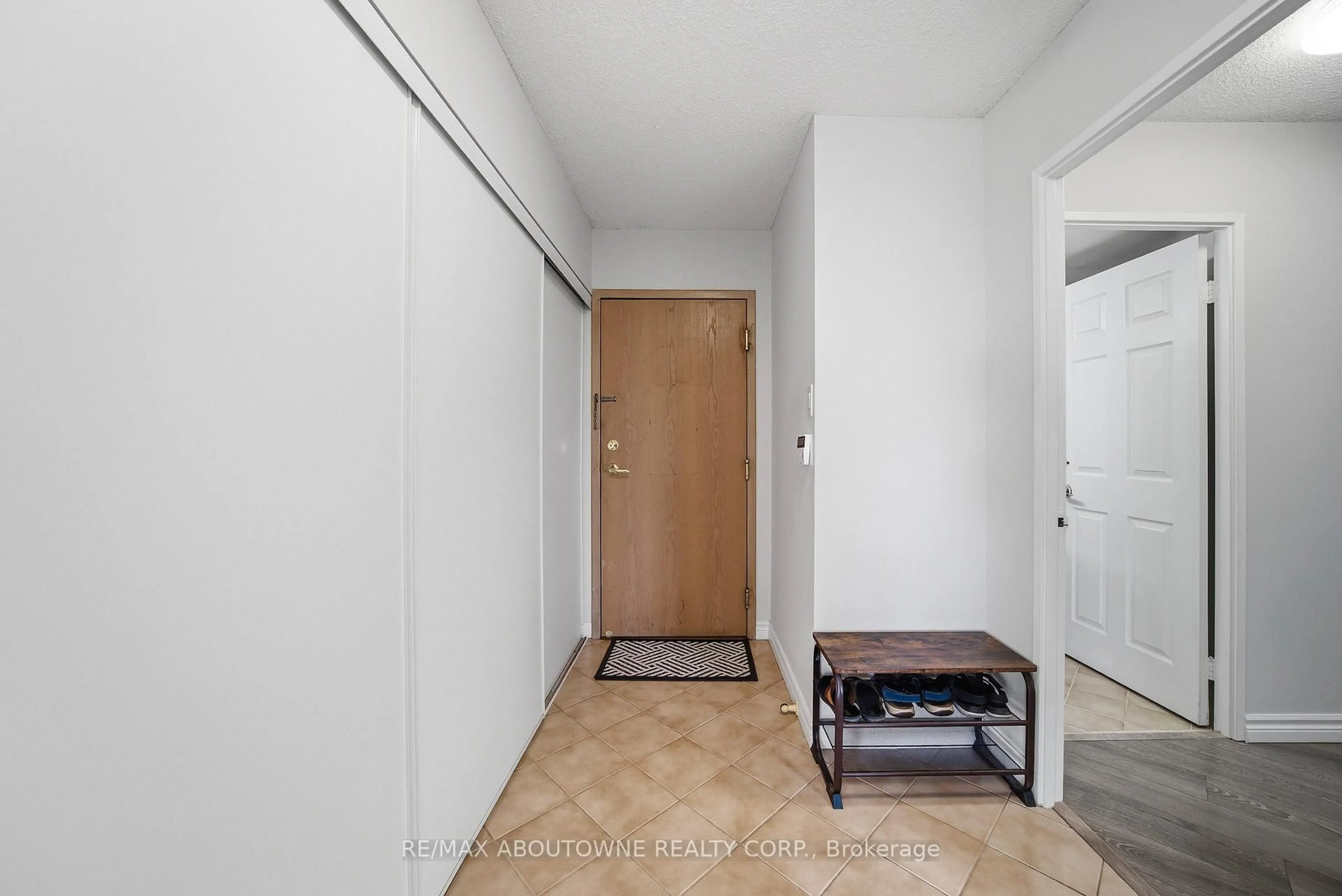 Indoor entryway for 55 Elm Dr #611, Mississauga Ontario L5B 3Z3