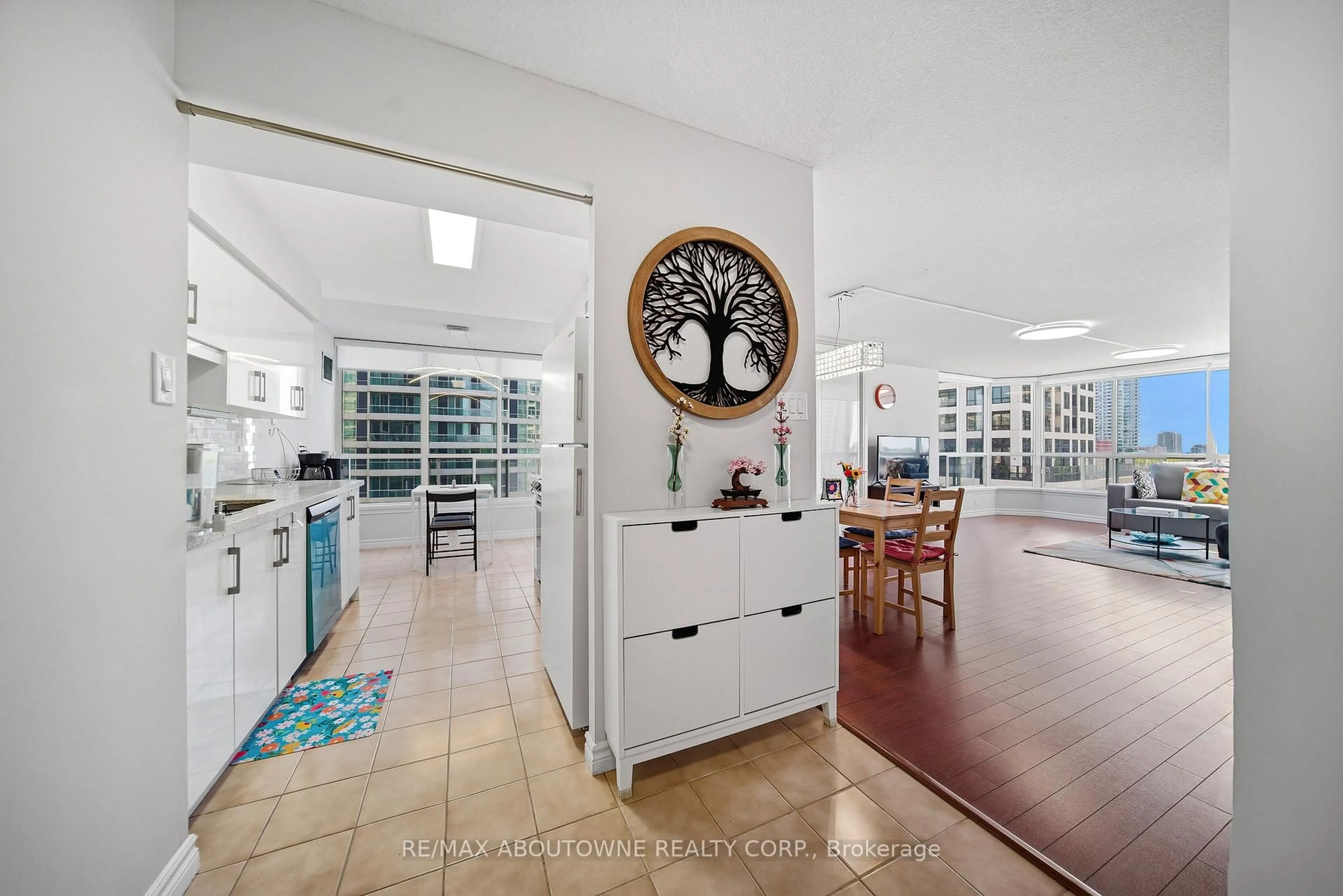 Open concept kitchen, ceramic/tile floor for 55 Elm Dr #611, Mississauga Ontario L5B 3Z3