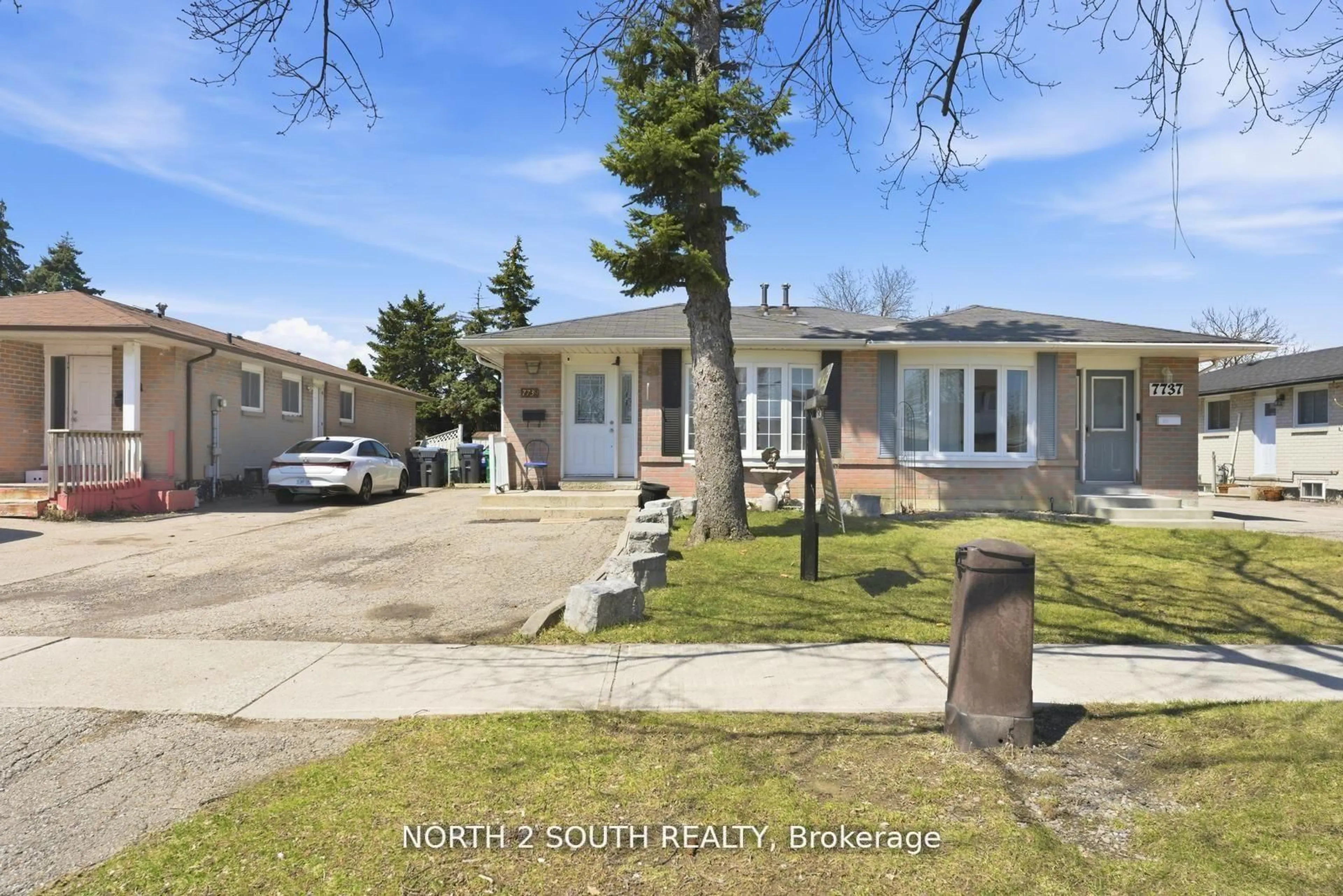 A pic from outside/outdoor area/front of a property/back of a property/a pic from drone, street for 7739 Priory Cres, Mississauga Ontario L4T 3H6