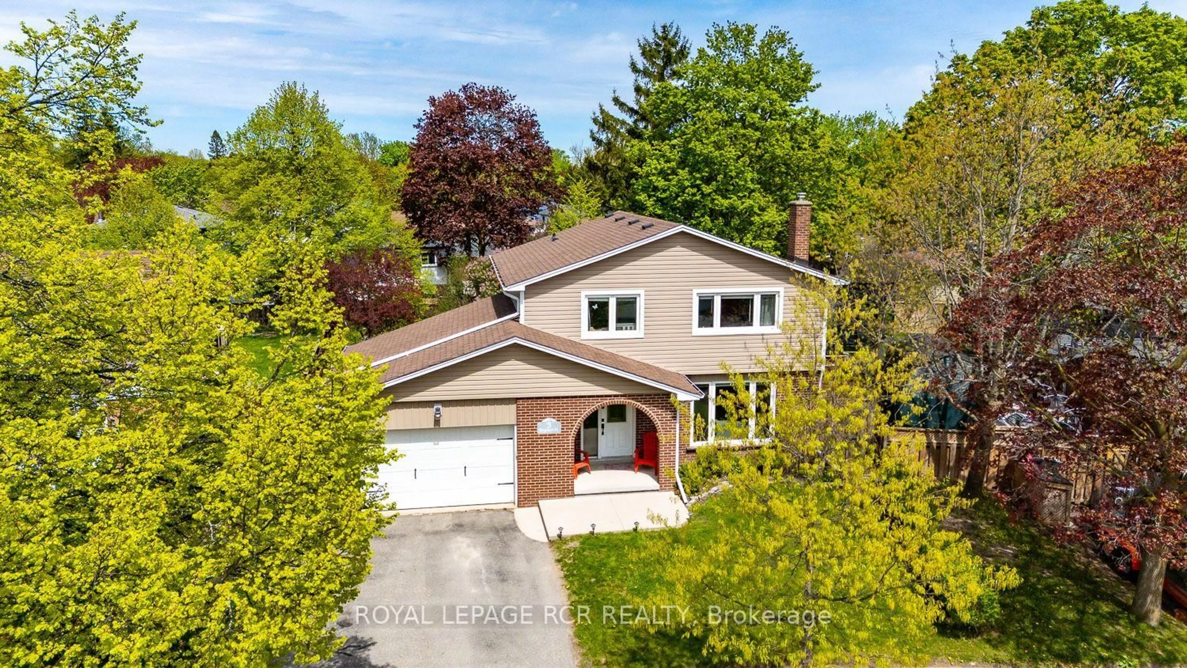A pic from outside/outdoor area/front of a property/back of a property/a pic from drone, street for 3 Brighton Pl, Orangeville Ontario L9W 3C4