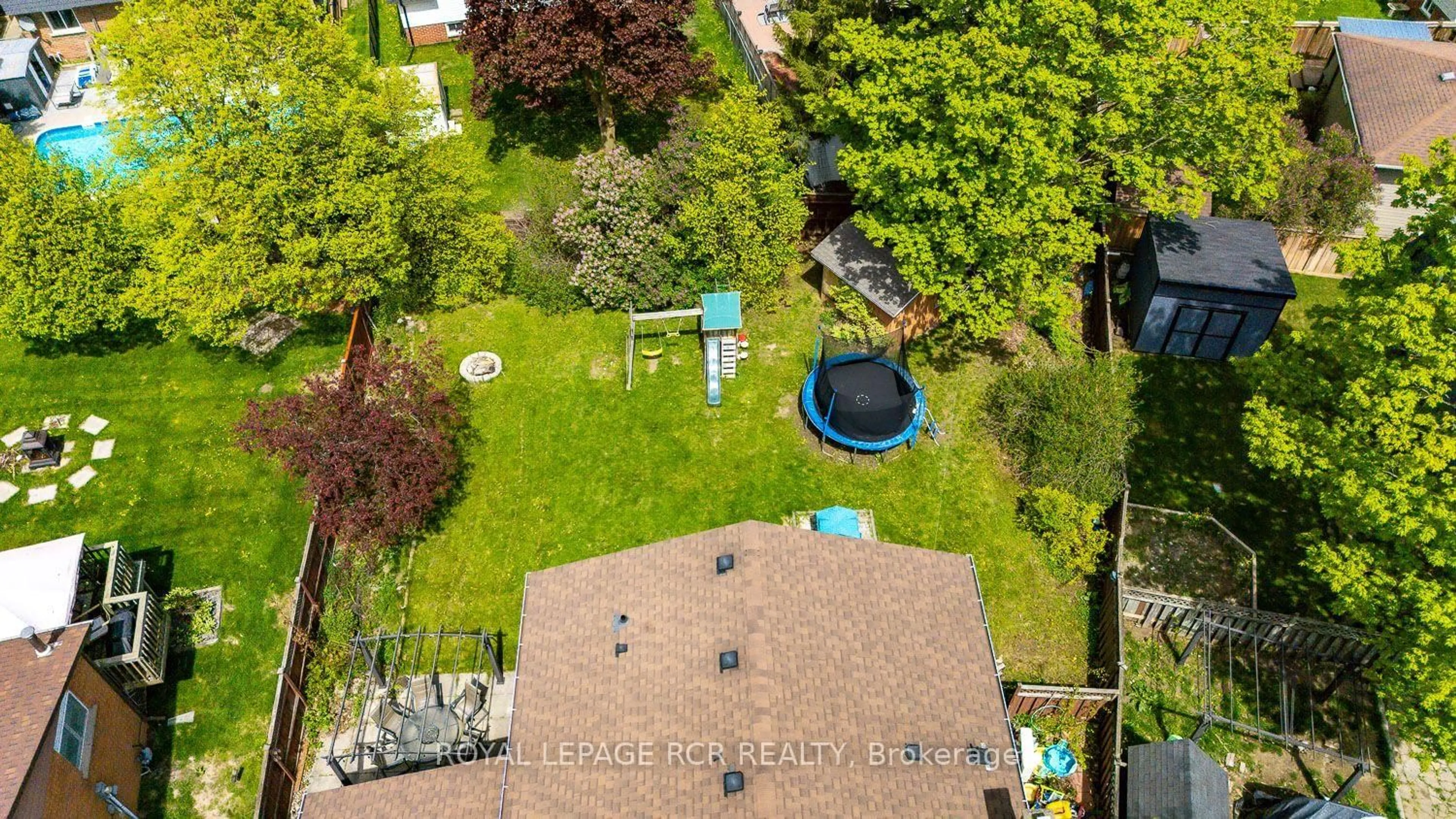 A pic from outside/outdoor area/front of a property/back of a property/a pic from drone, unknown for 3 Brighton Pl, Orangeville Ontario L9W 3C4