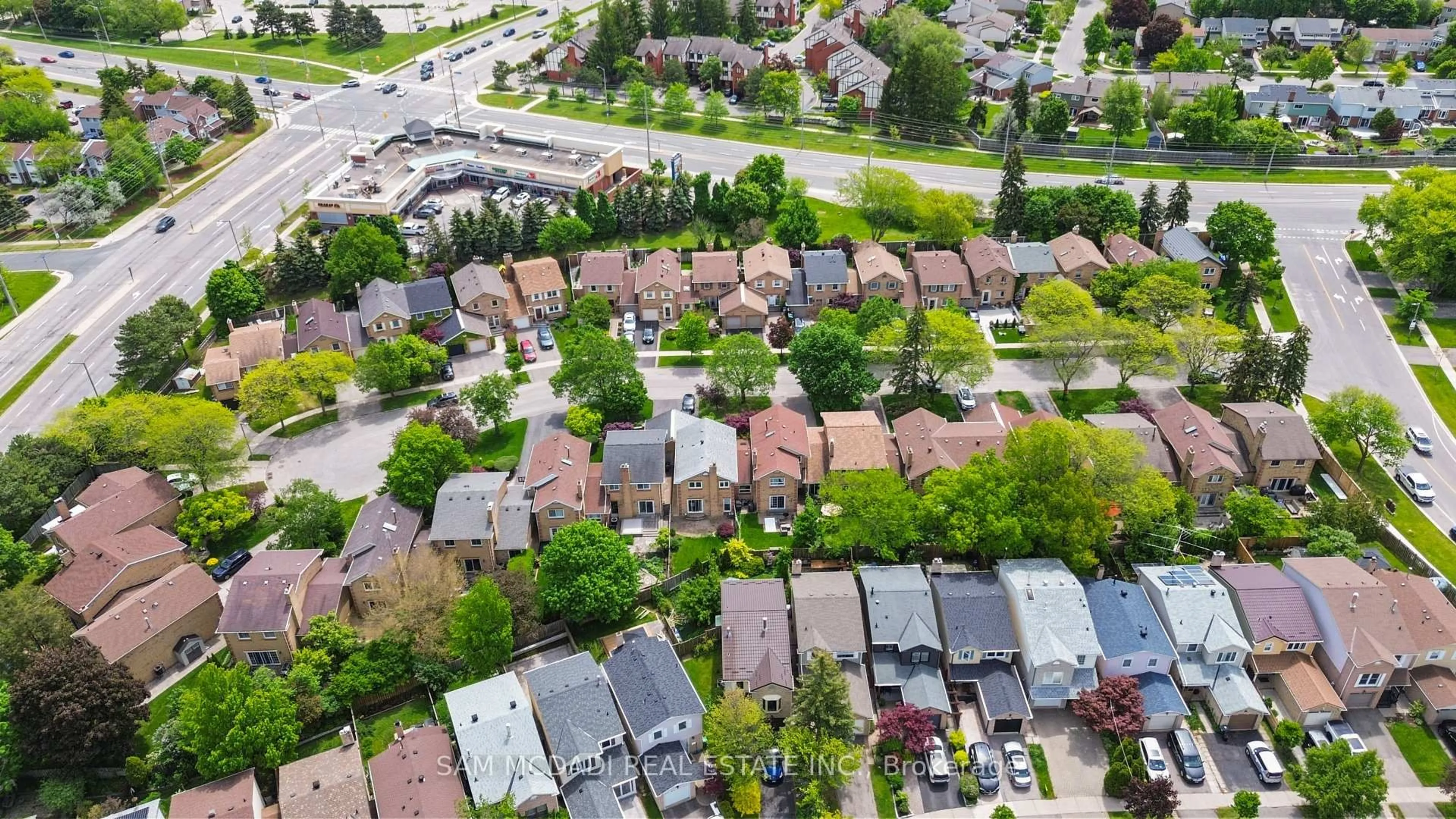 A pic from outside/outdoor area/front of a property/back of a property/a pic from drone, street for 2707 Jerring Mews, Mississauga Ontario L5L 2M7
