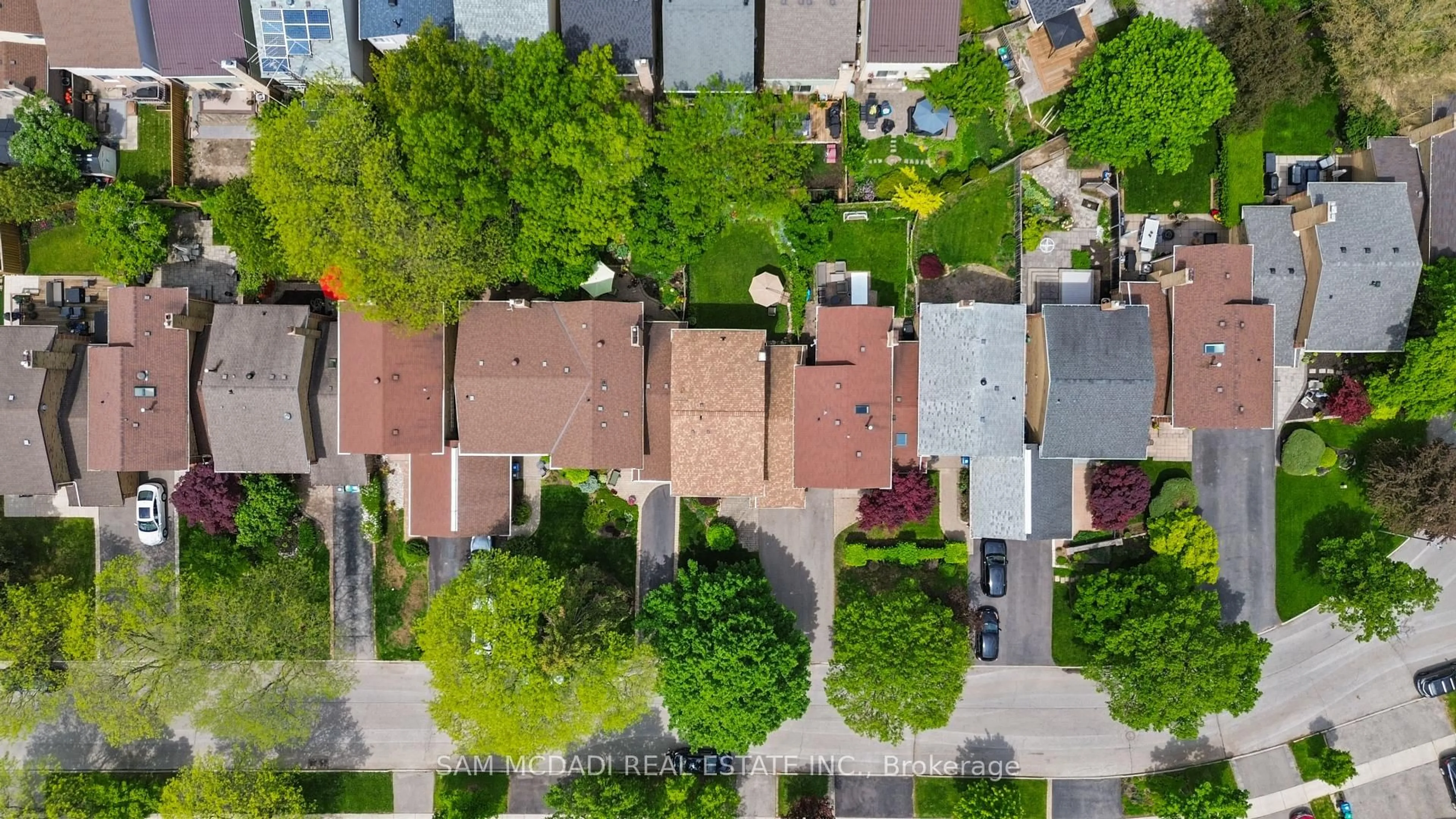 A pic from outside/outdoor area/front of a property/back of a property/a pic from drone, street for 2707 Jerring Mews, Mississauga Ontario L5L 2M7