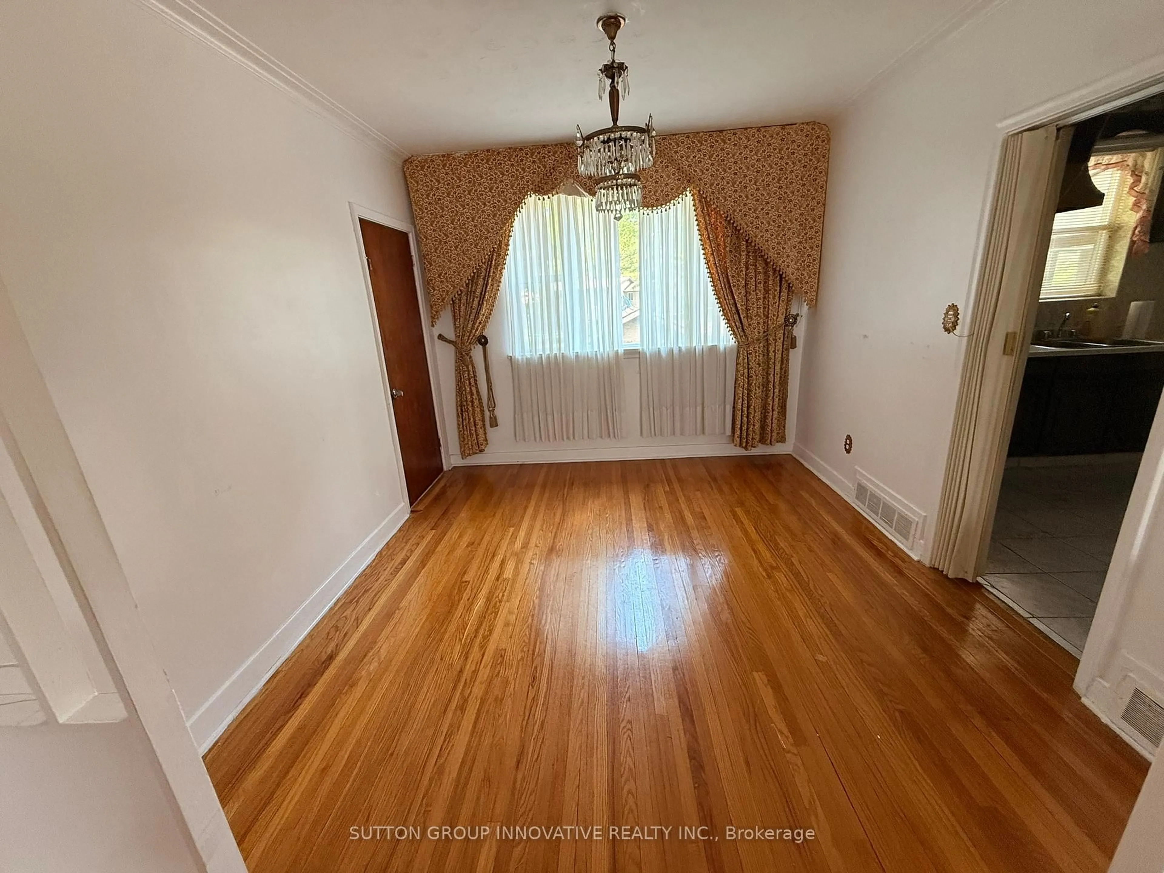 A pic of a room for 40 Kingswood Rd, Oakville Ontario L6K 2E3