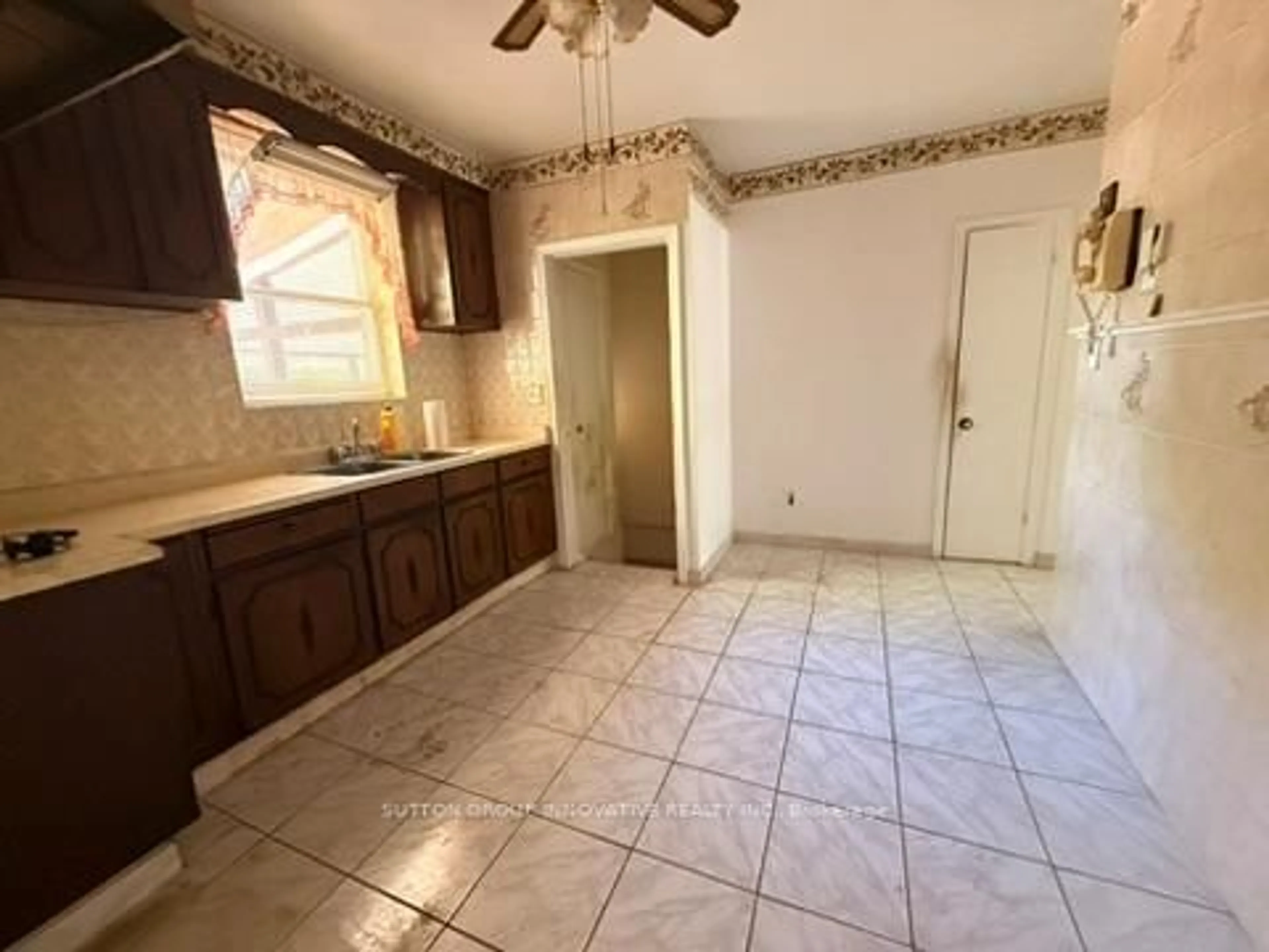 A pic of a room for 40 Kingswood Rd, Oakville Ontario L6K 2E3