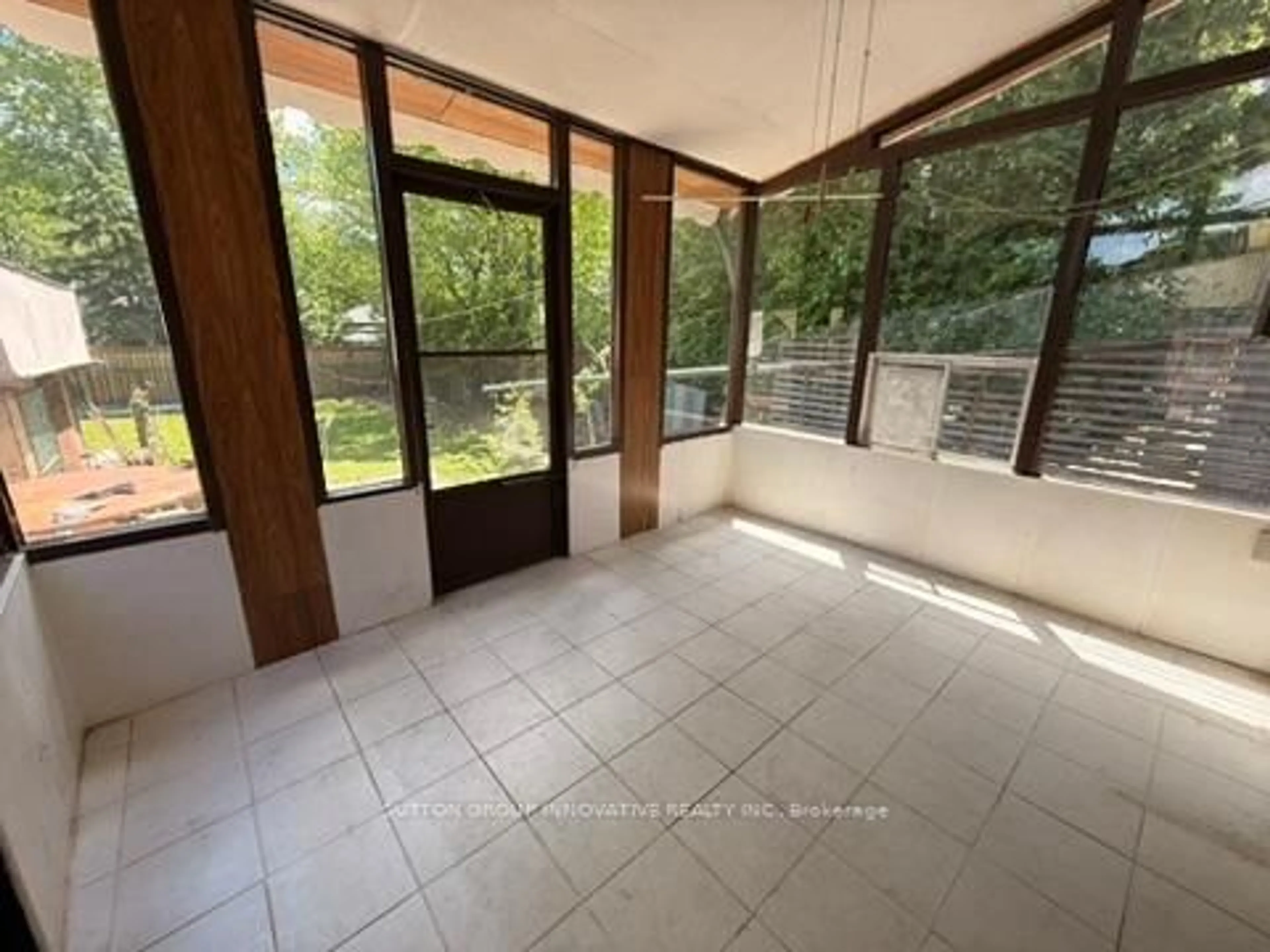 Indoor foyer for 40 Kingswood Rd, Oakville Ontario L6K 2E3