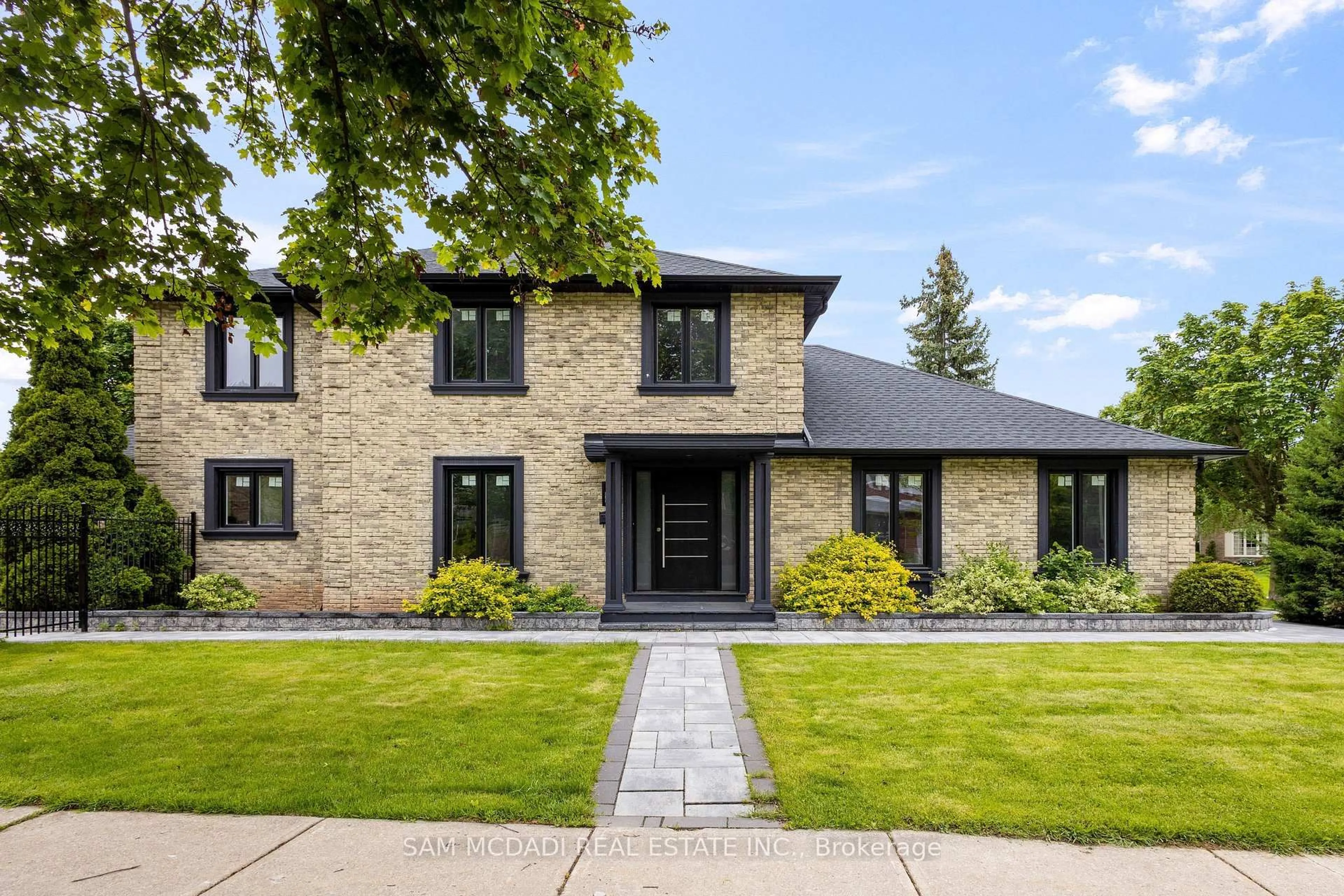 Home with brick exterior material, street for 2535 Robin Dr, Mississauga Ontario L5K 2G2