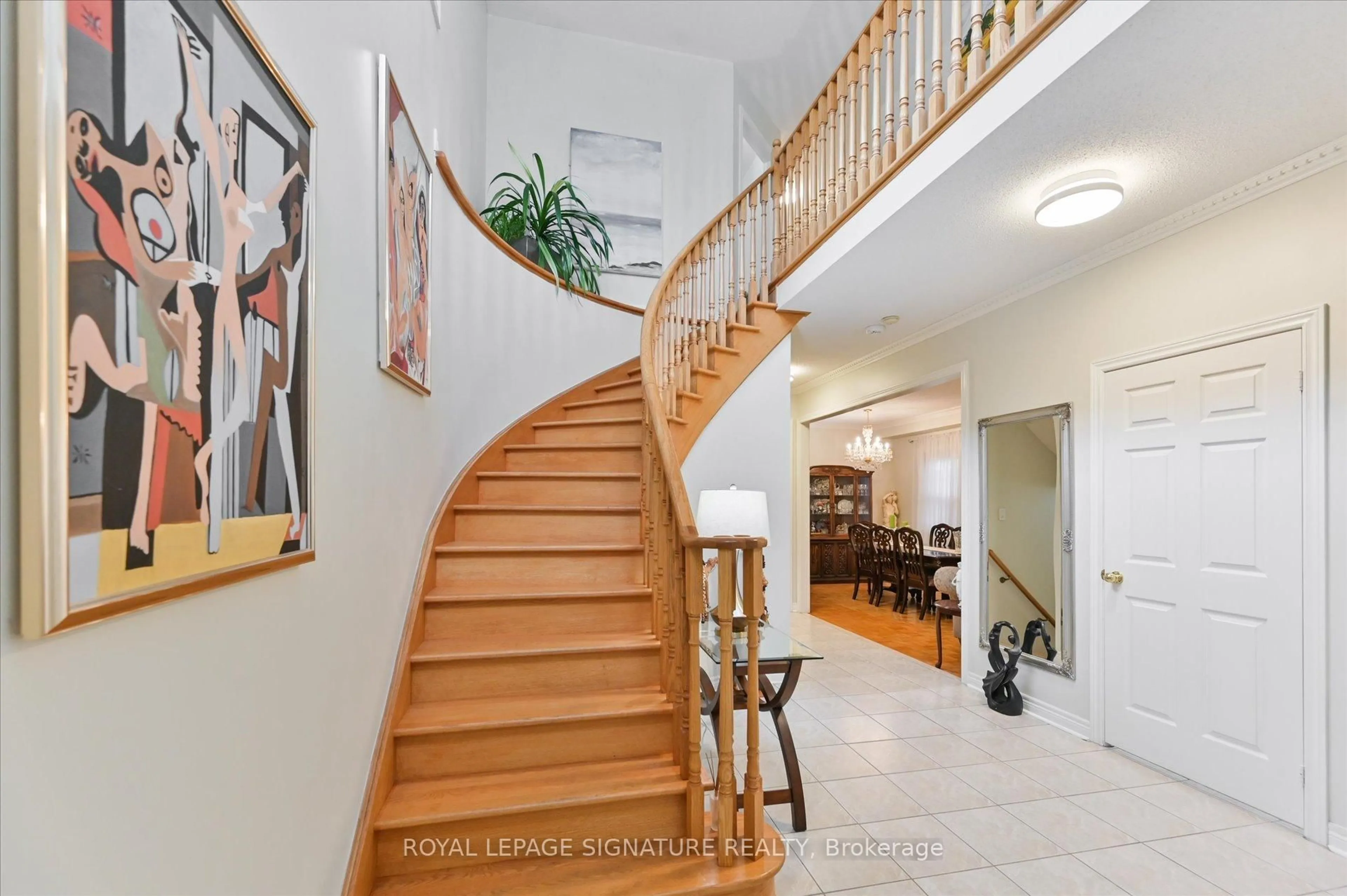 Indoor foyer for 3485 Mcdowell Dr, Mississauga Ontario L5M 6R6