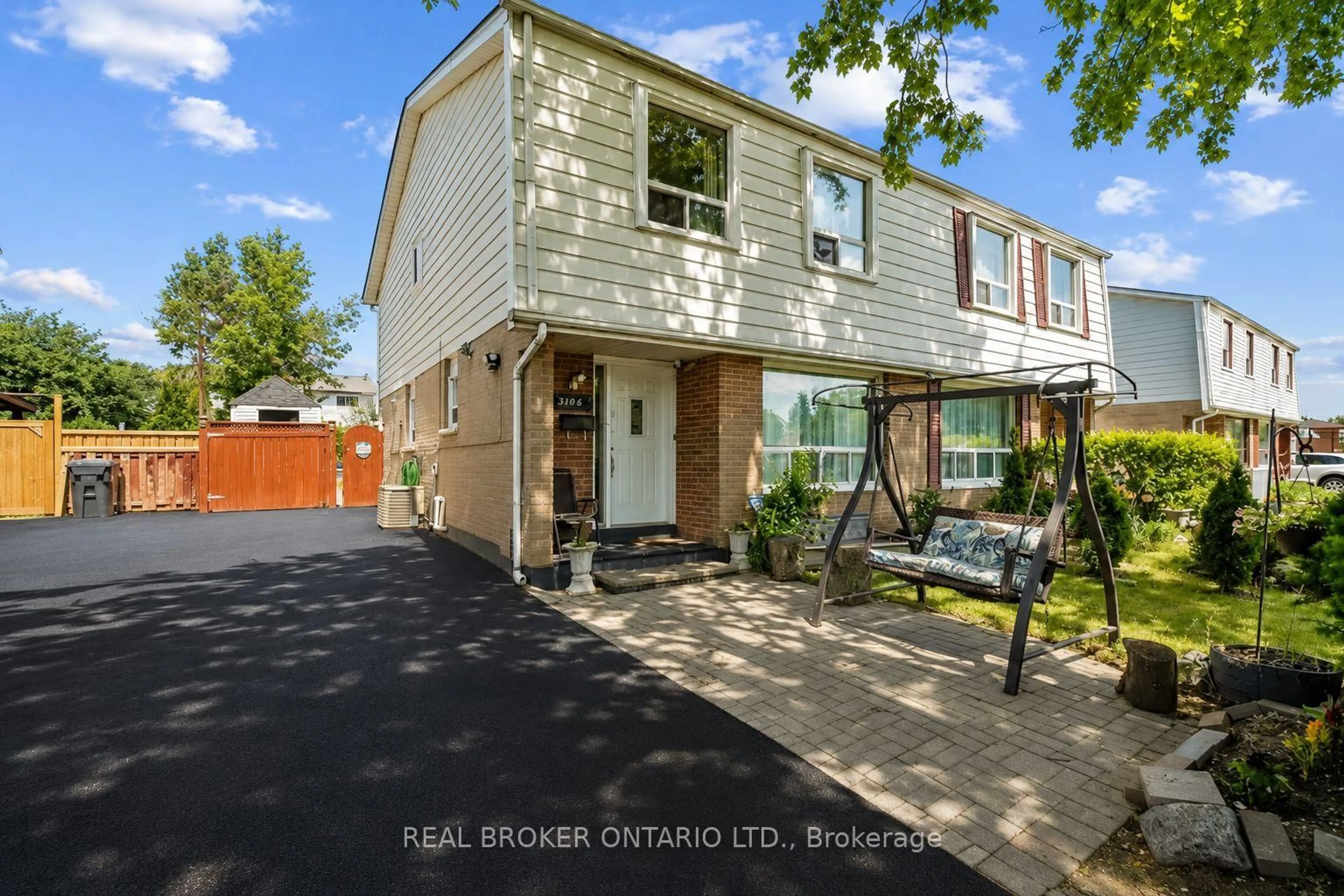 A pic from outside/outdoor area/front of a property/back of a property/a pic from drone, street for 3106 Redbank Cres, Mississauga Ontario L4T 1V1