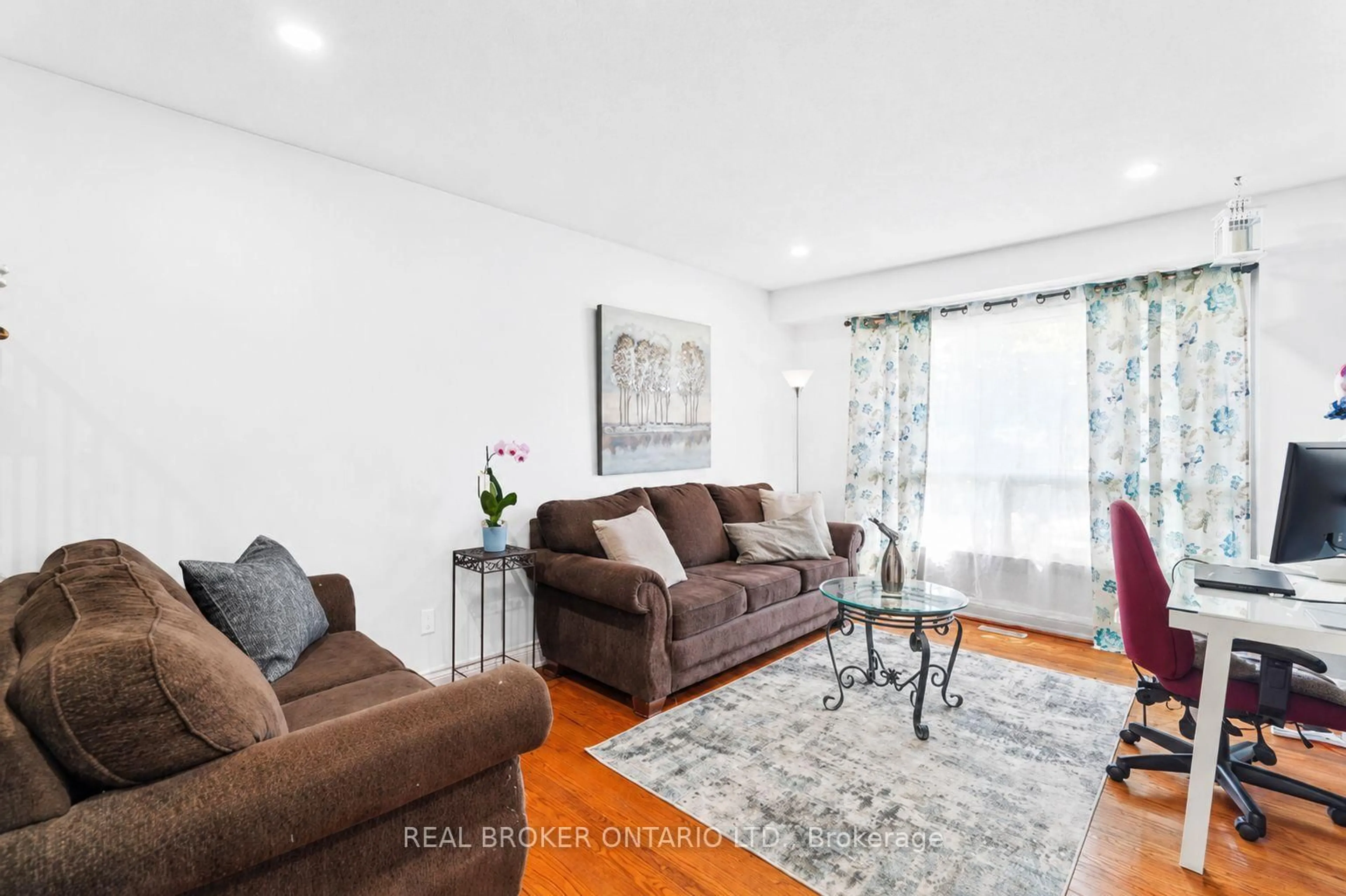 Living room with furniture, wood/laminate floor for 3106 Redbank Cres, Mississauga Ontario L4T 1V1