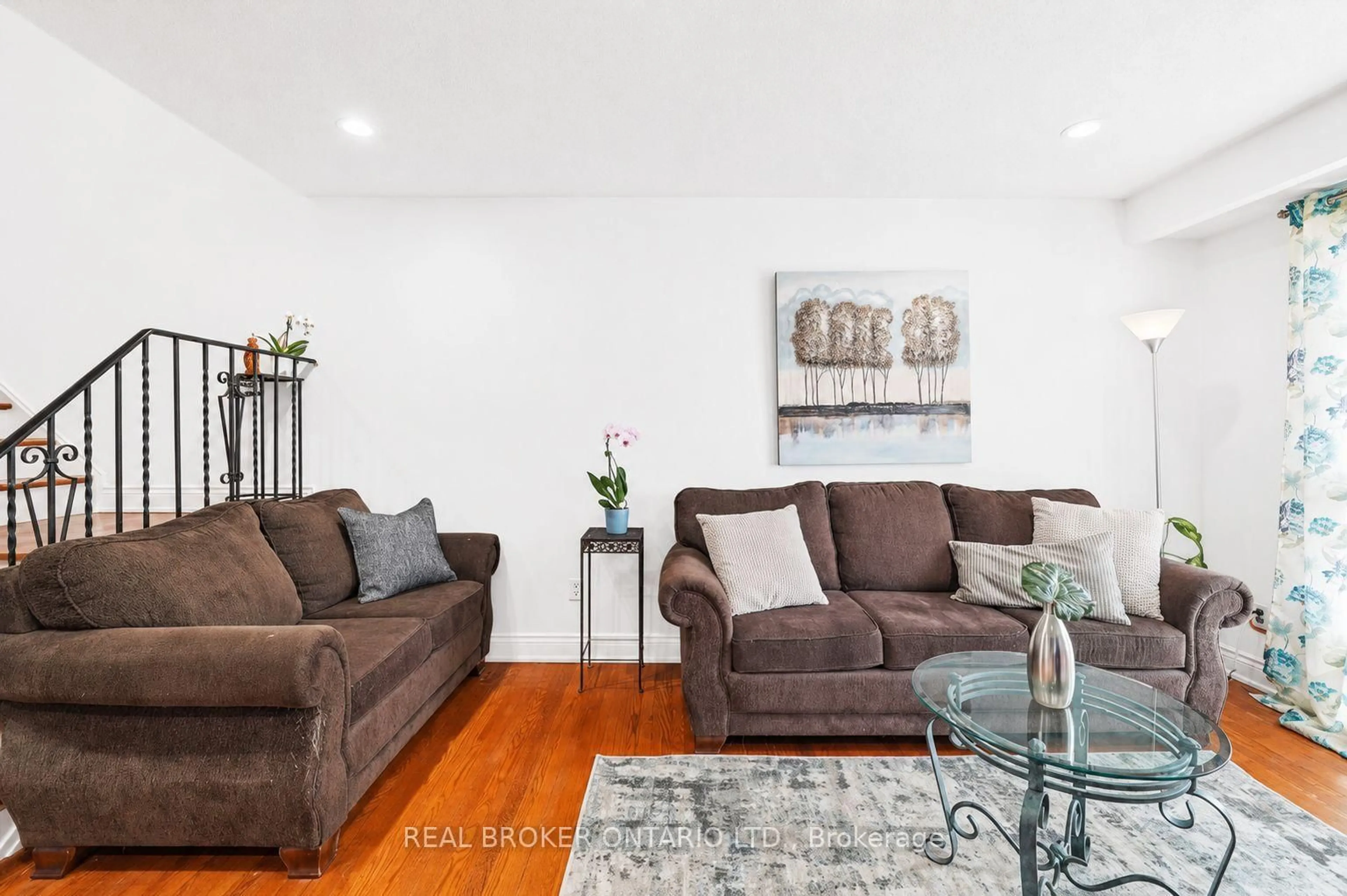 Living room with furniture, unknown for 3106 Redbank Cres, Mississauga Ontario L4T 1V1