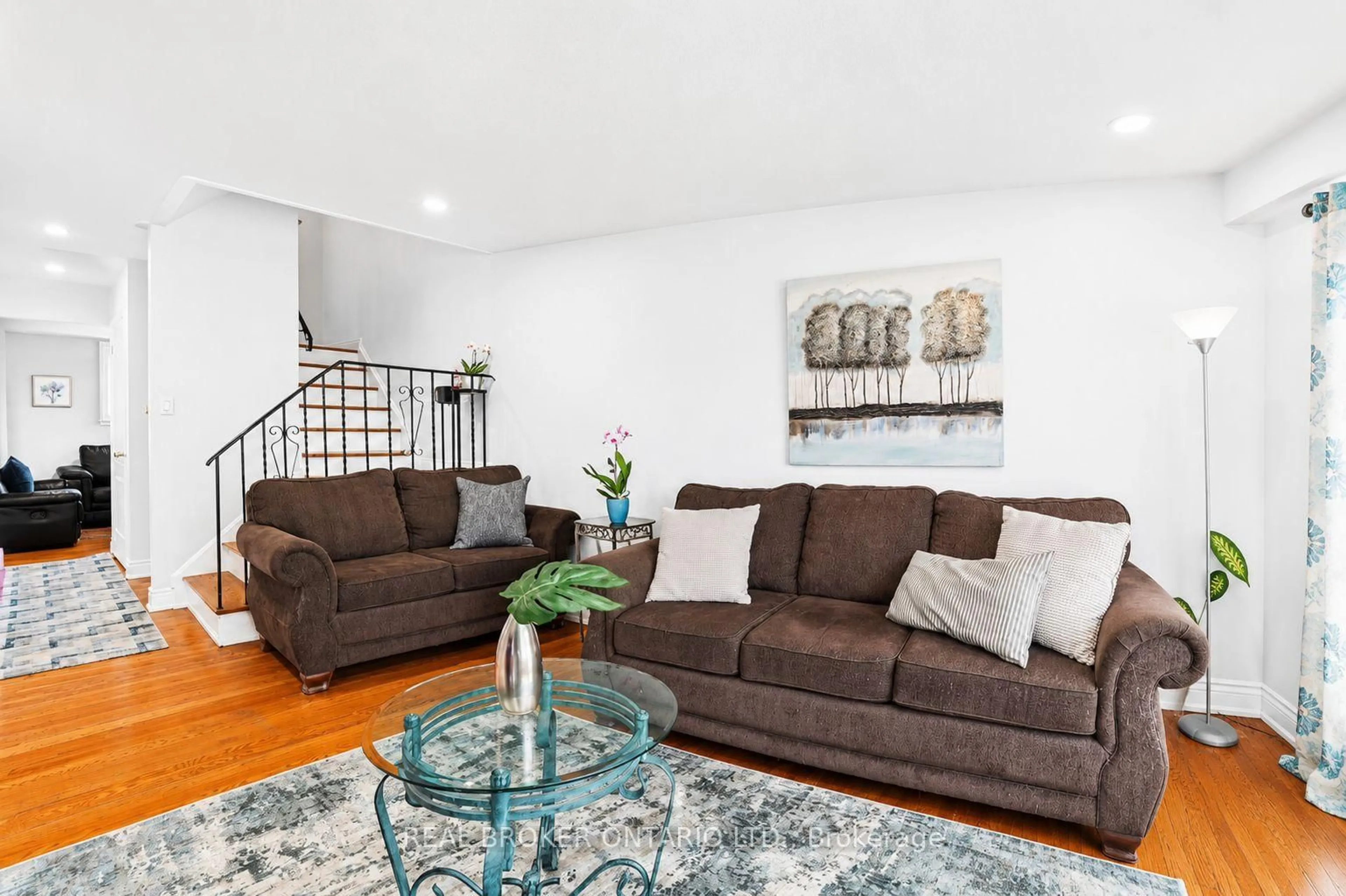 Living room with furniture, unknown for 3106 Redbank Cres, Mississauga Ontario L4T 1V1