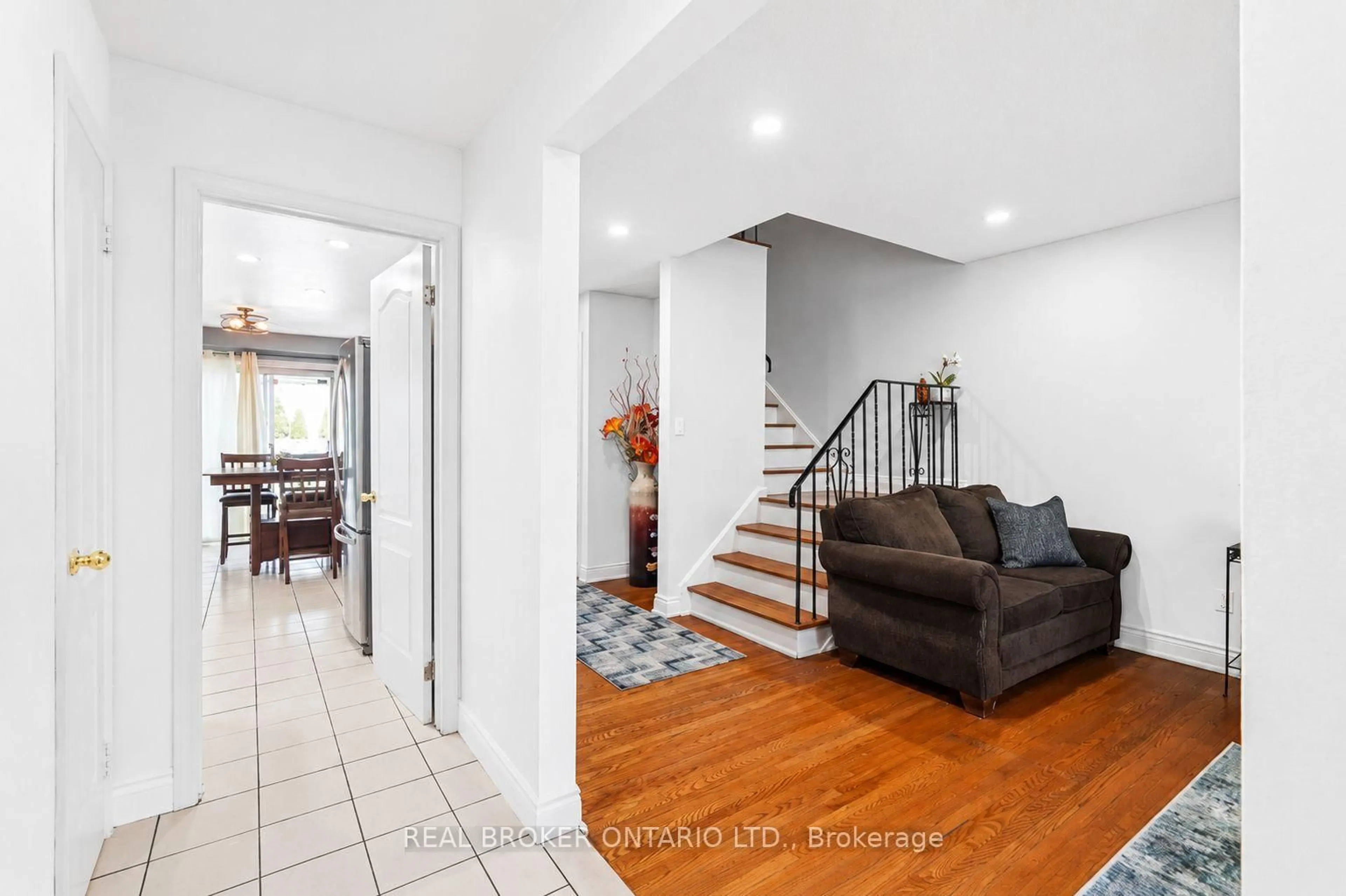 Indoor entryway for 3106 Redbank Cres, Mississauga Ontario L4T 1V1