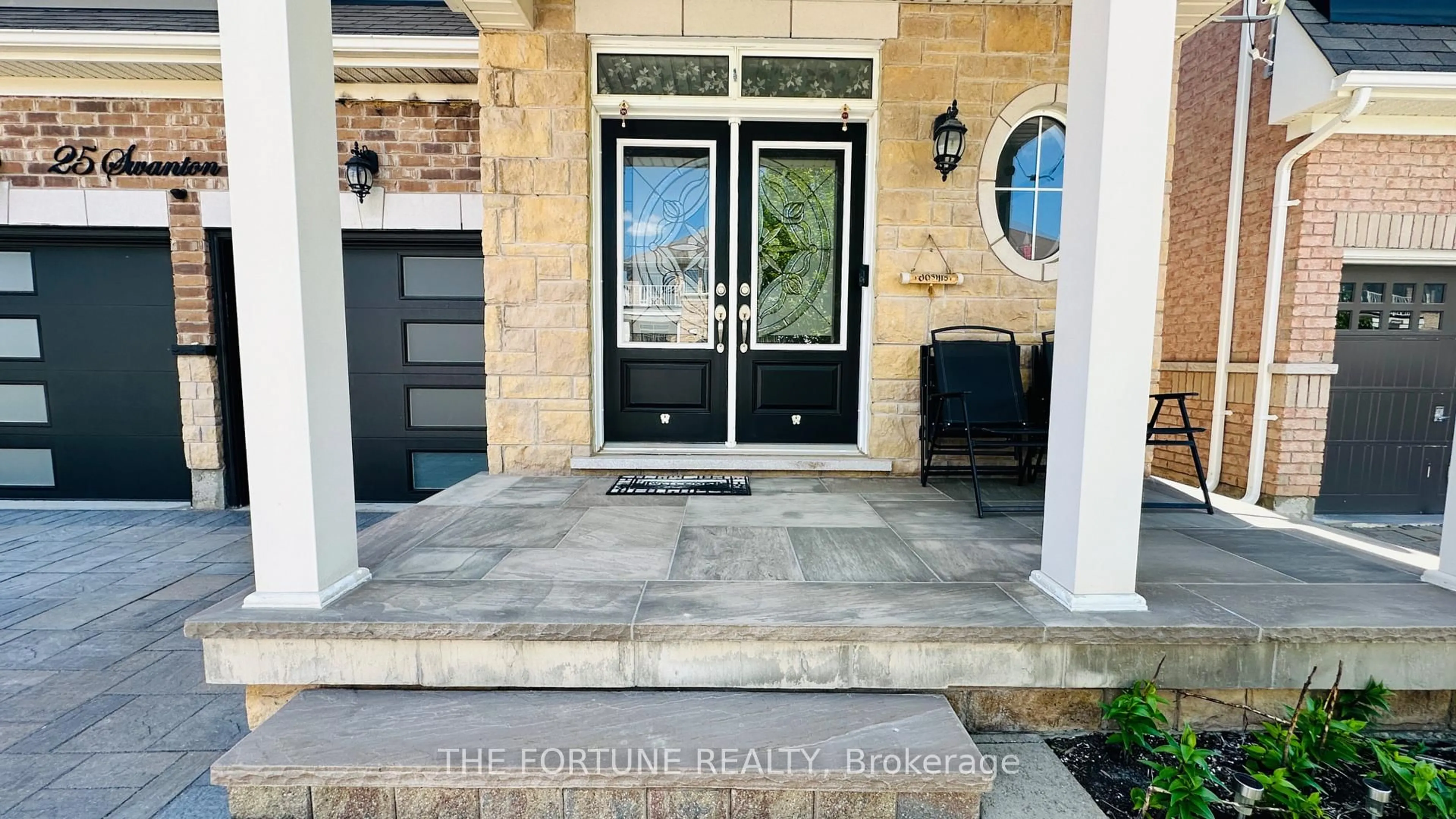Indoor entryway for 25 Swanton Rd, Brampton Ontario L6X 5J1