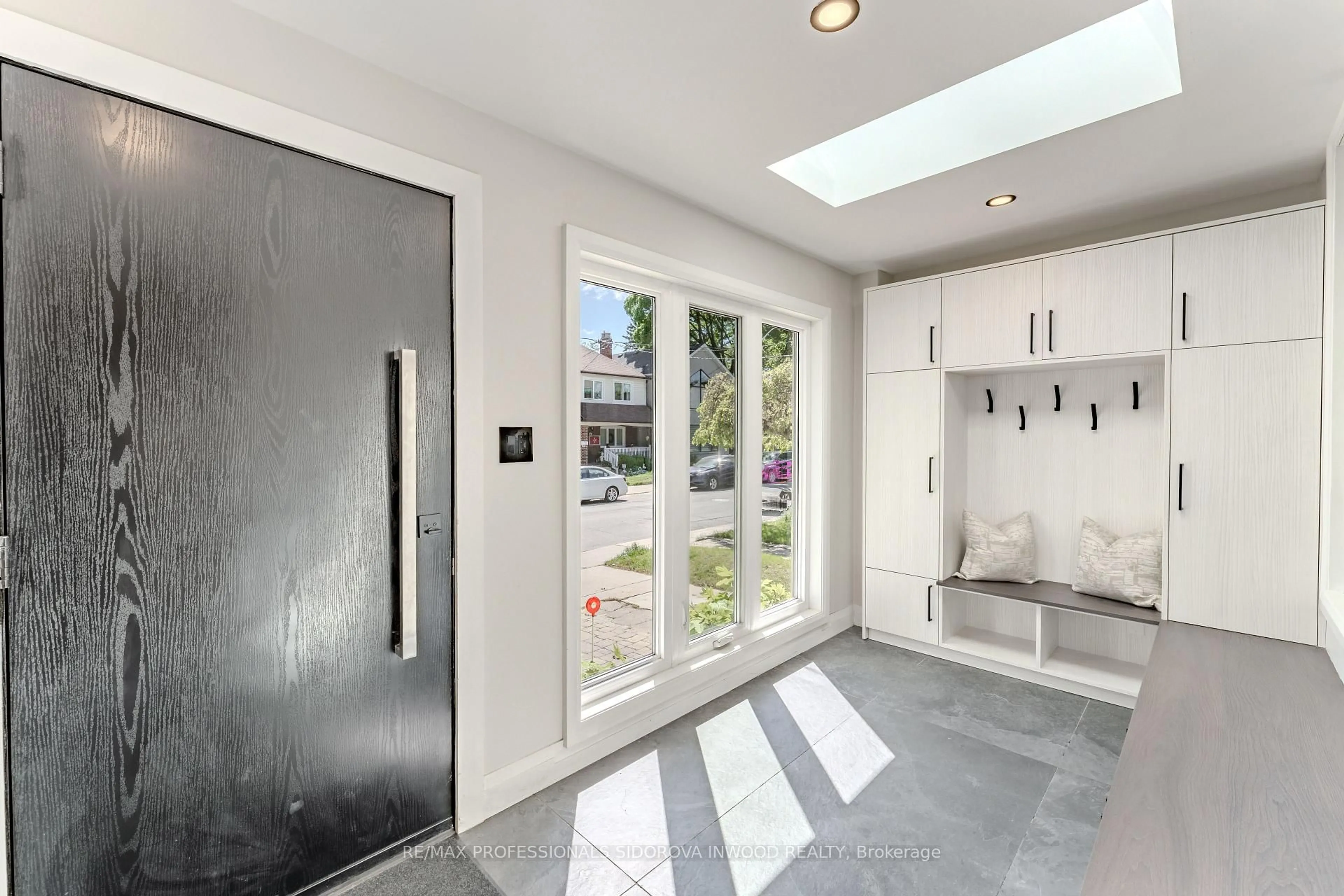 Indoor entryway for 664 Windermere Ave, Toronto Ontario M6S 3M1
