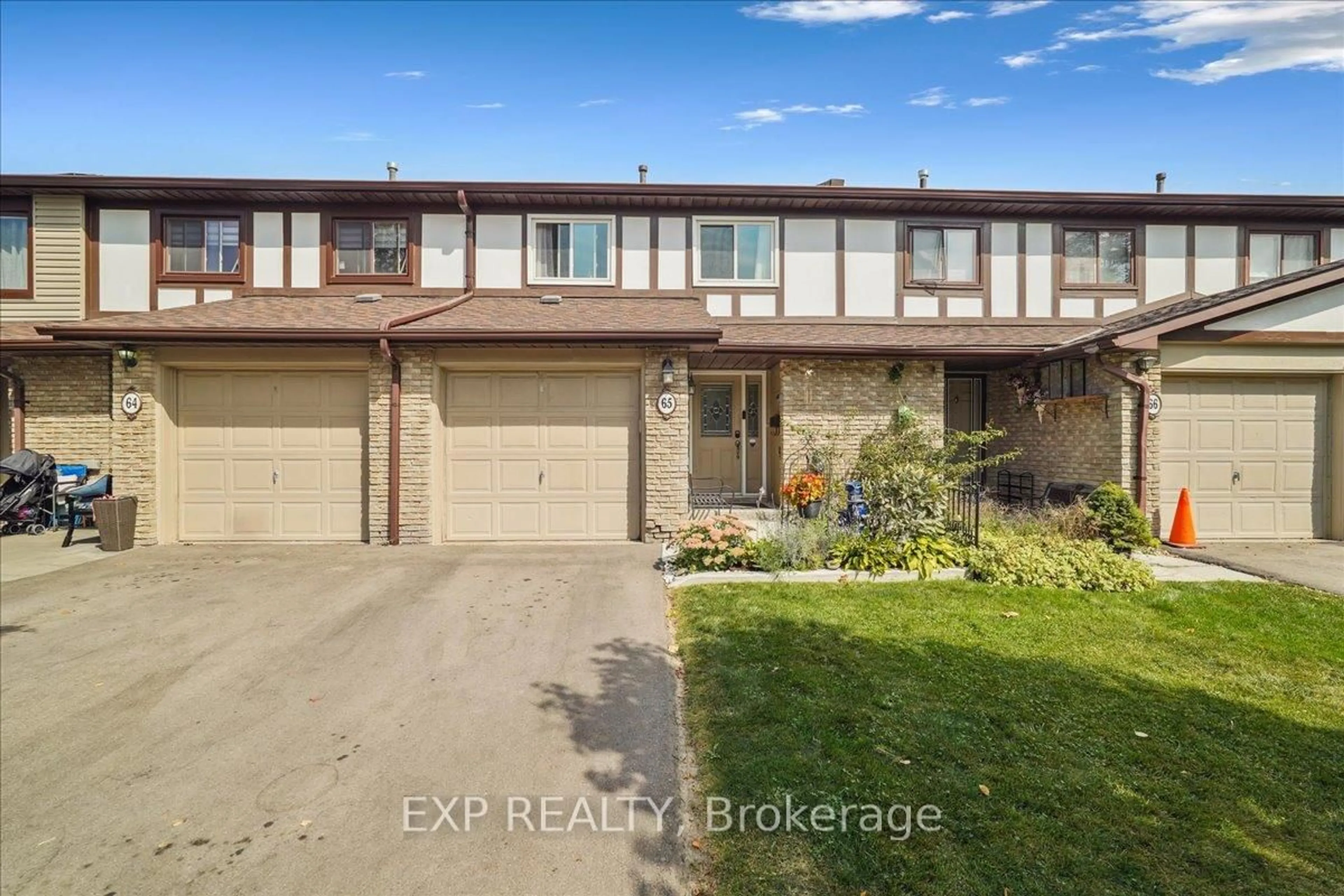 A pic from outside/outdoor area/front of a property/back of a property/a pic from drone, street for 65 Greenwich Circ, Brampton Ontario L6S 2E8