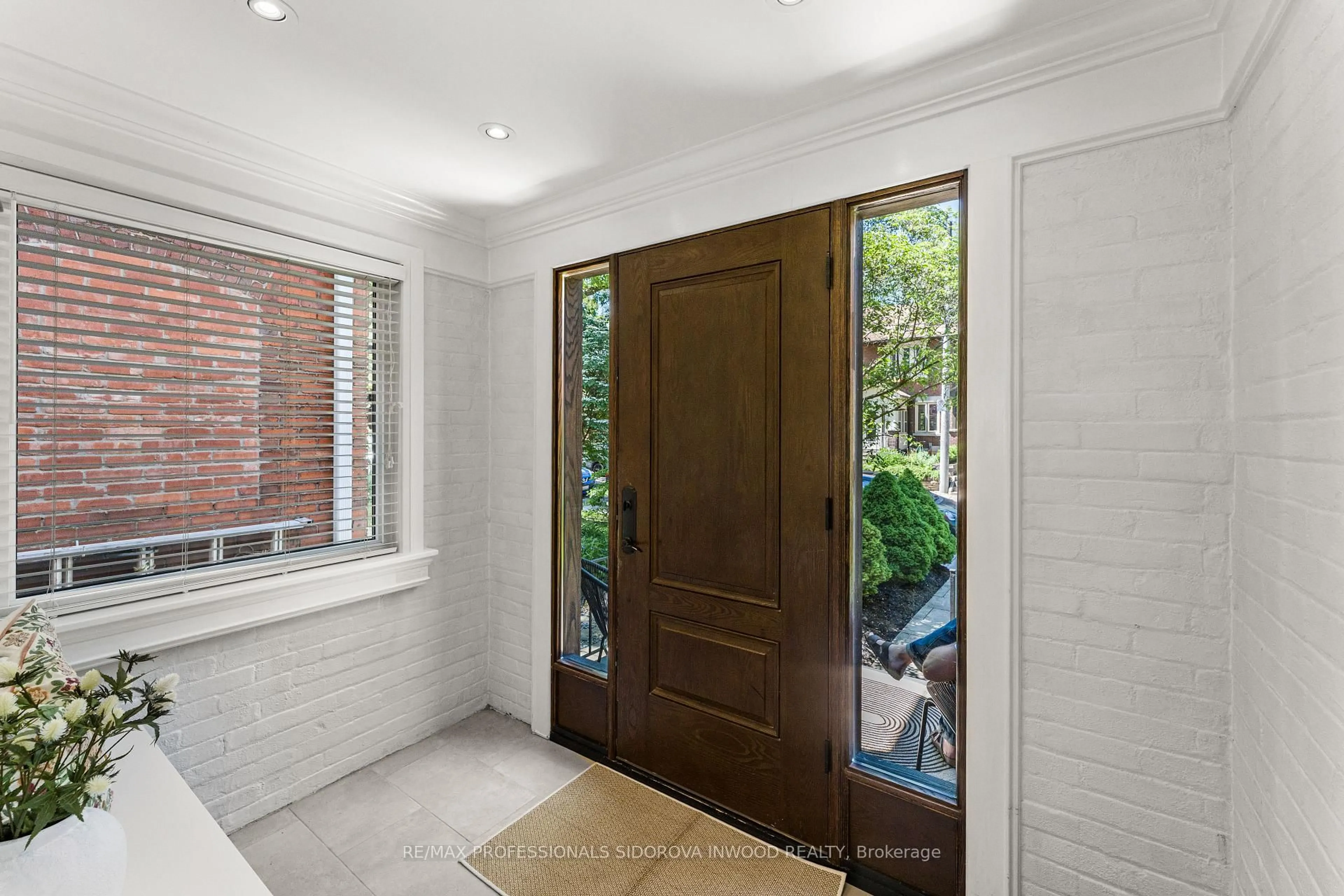 Indoor entryway for 17 Lincoln Ave, Toronto Ontario M6P 1M7