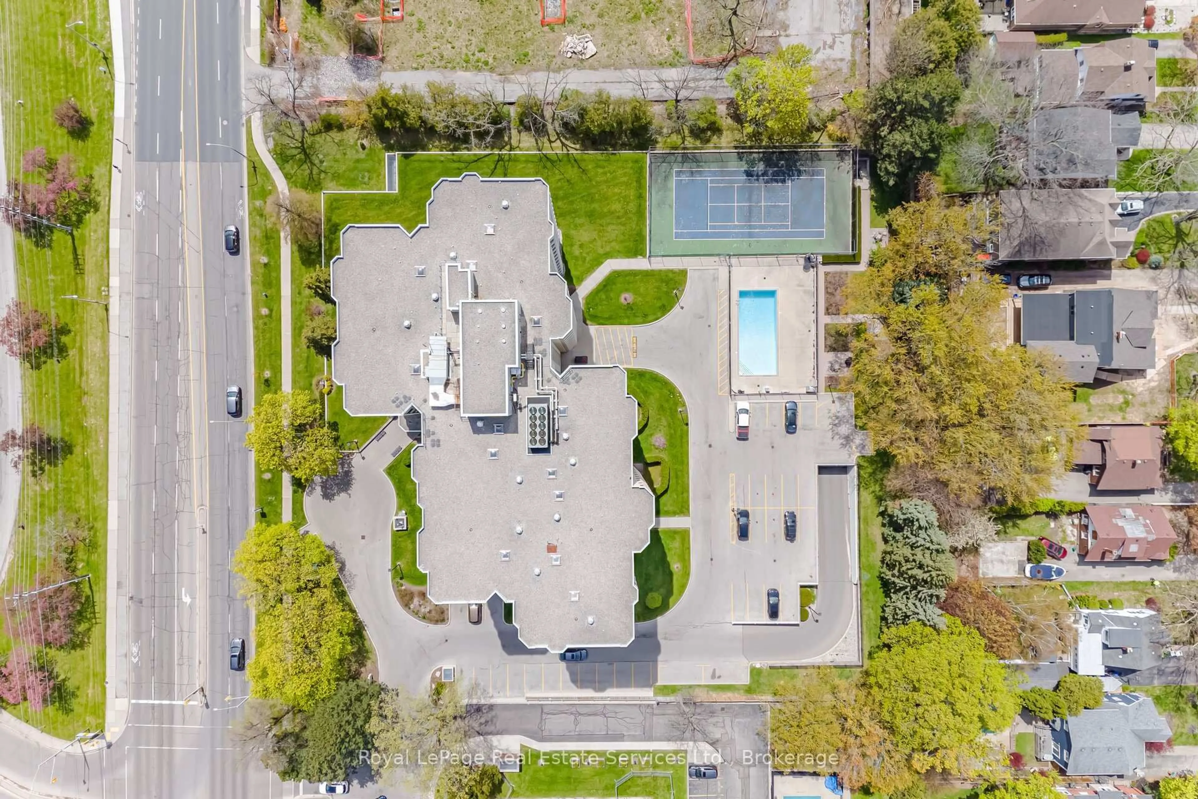 A pic from outside/outdoor area/front of a property/back of a property/a pic from drone, street for 1201 North Shore Blvd #1001, Burlington Ontario L7S 1Z5