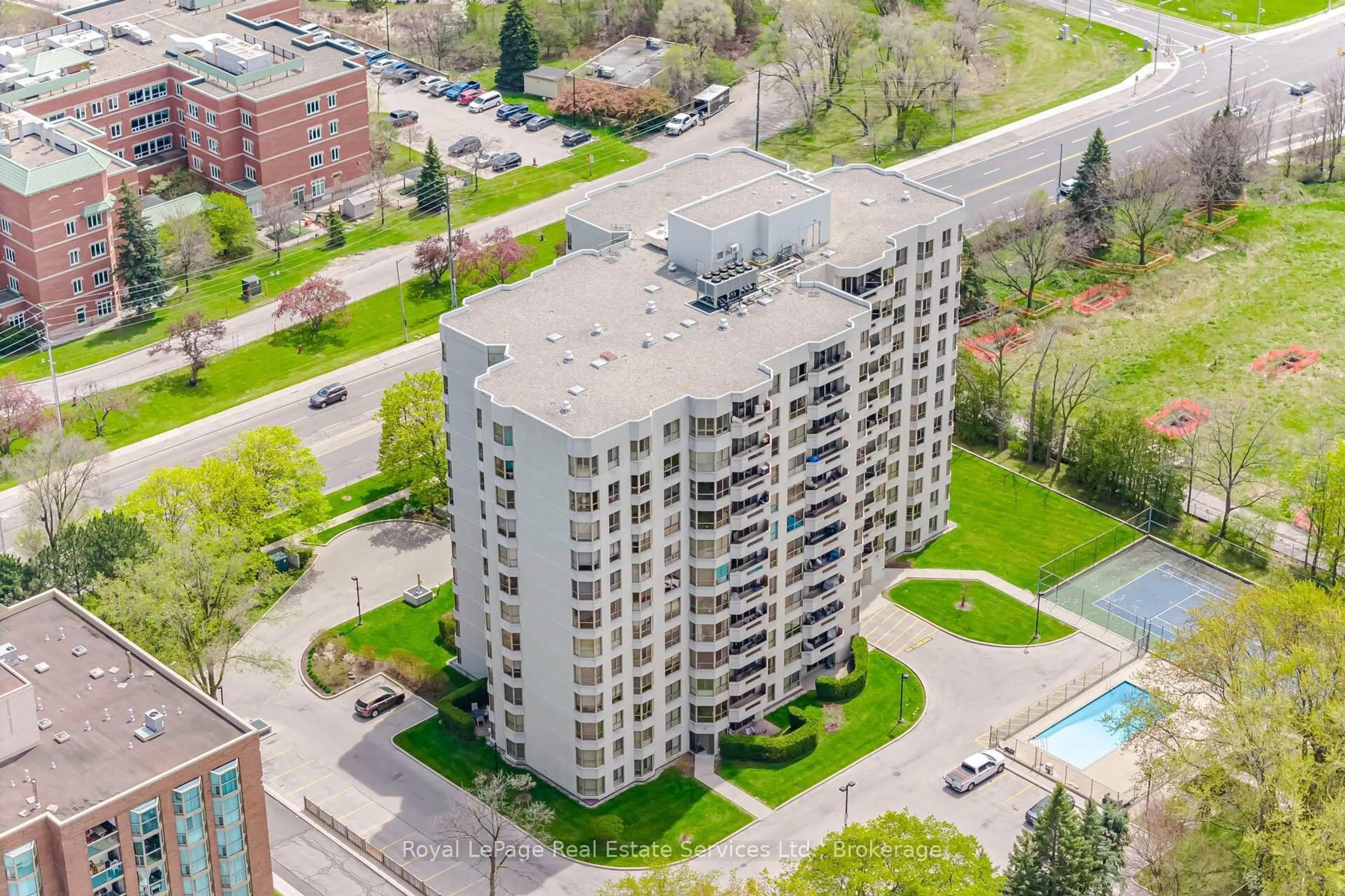 A pic from outside/outdoor area/front of a property/back of a property/a pic from drone, city buildings view from balcony for 1201 North Shore Blvd #1001, Burlington Ontario L7S 1Z5