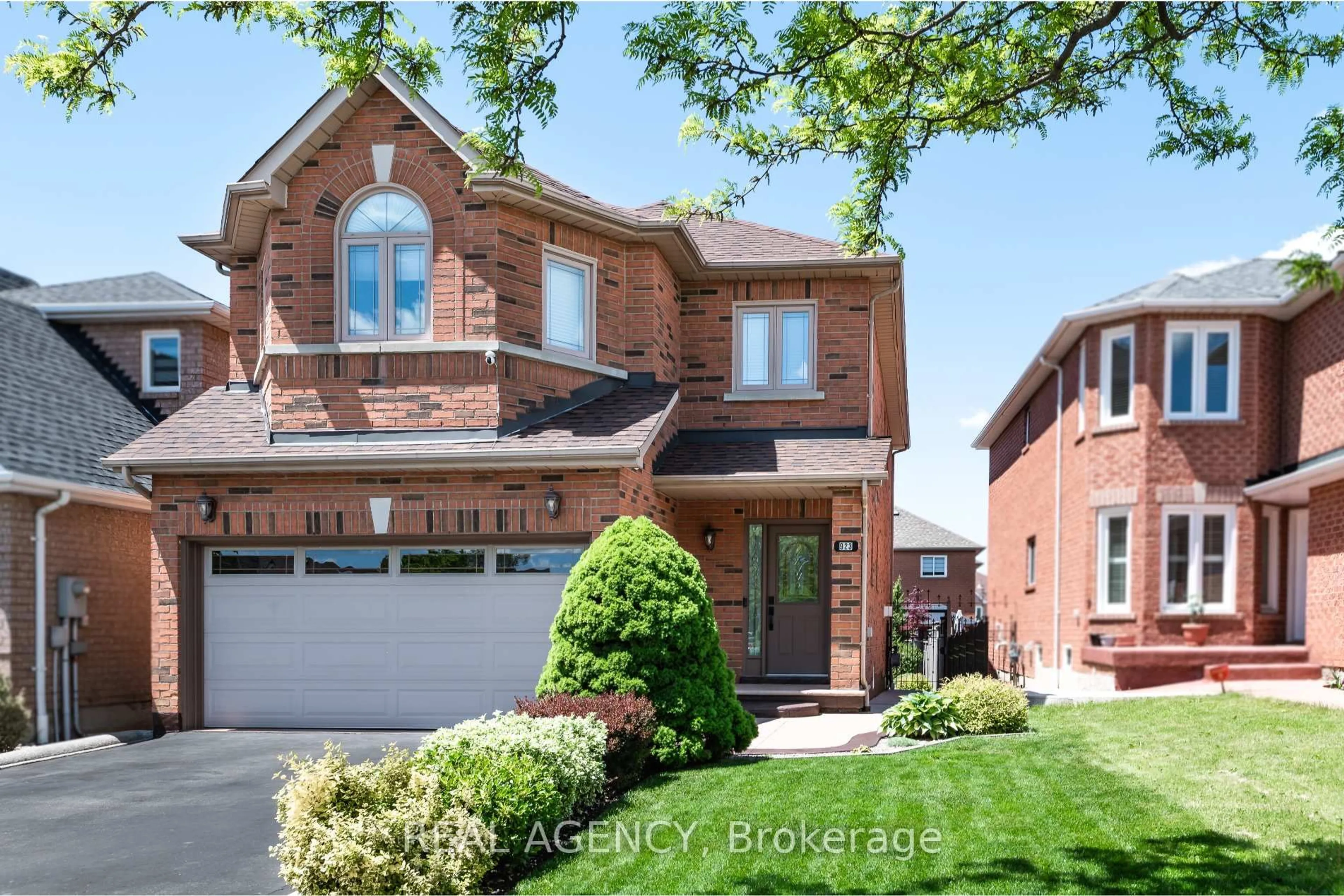 Home with brick exterior material, street for 923 Blyleven Blvd, Mississauga Ontario L5V 2J3