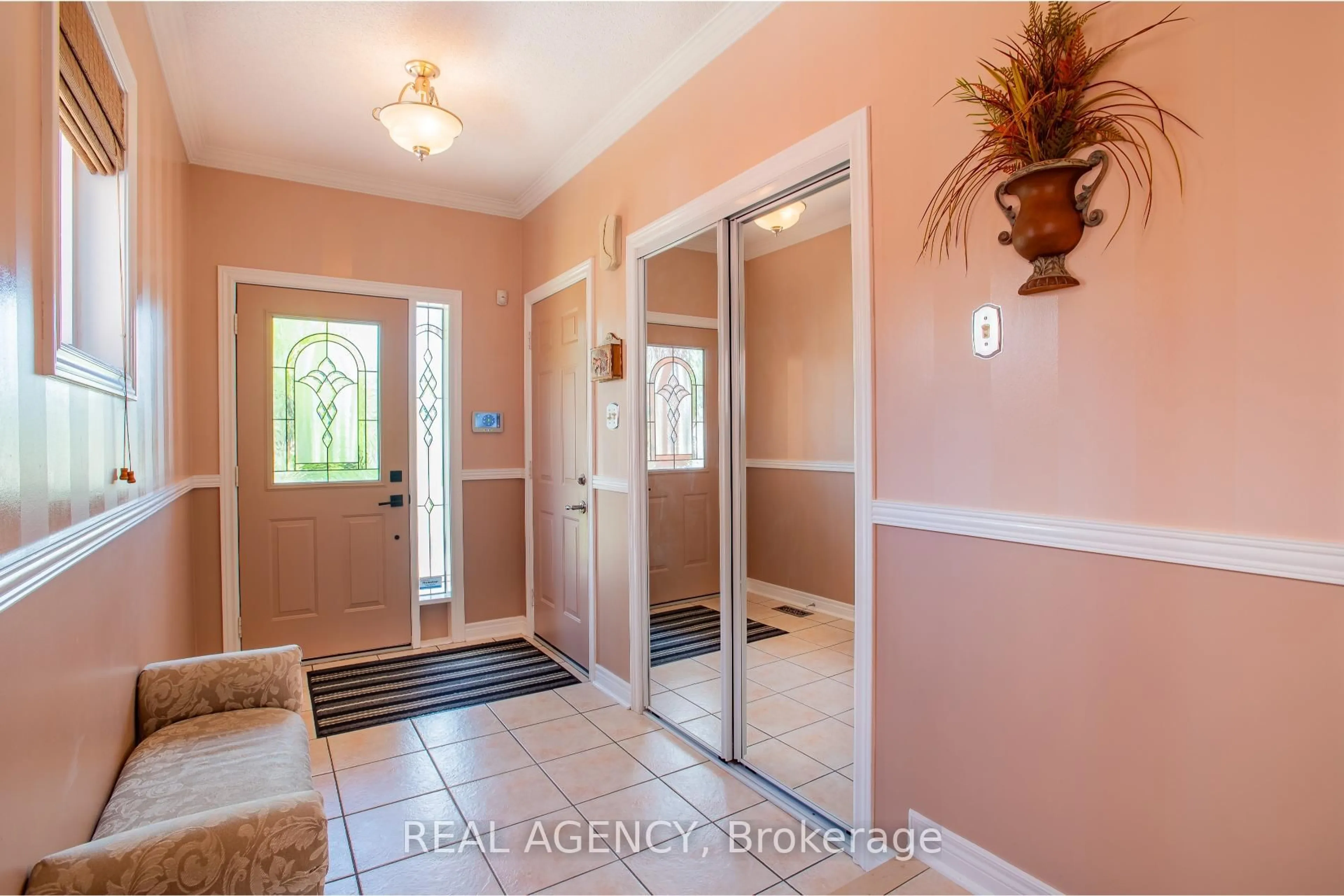 Indoor entryway for 923 Blyleven Blvd, Mississauga Ontario L5V 2J3