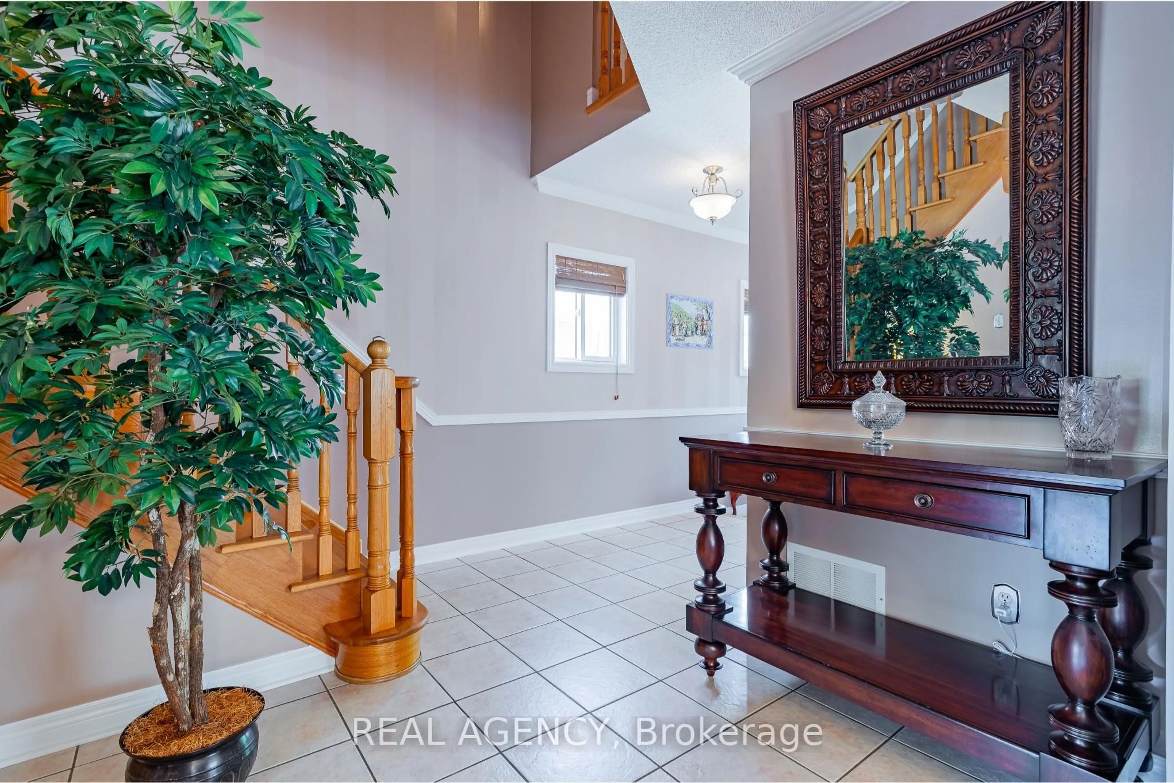 Indoor foyer for 923 Blyleven Blvd, Mississauga Ontario L5V 2J3
