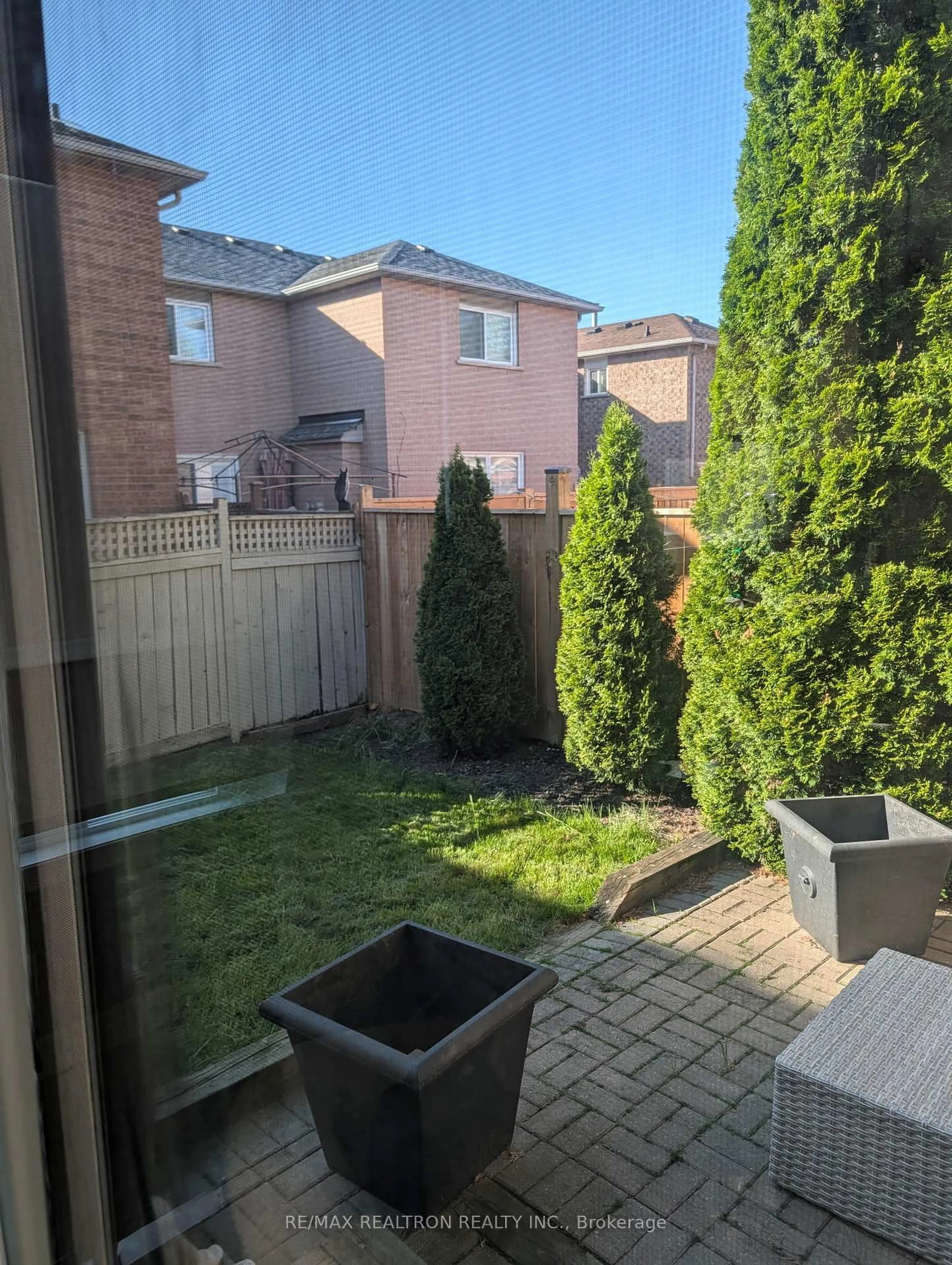 Patio, street for 16 Bison Run Rd, Brampton Ontario L6R 1S2