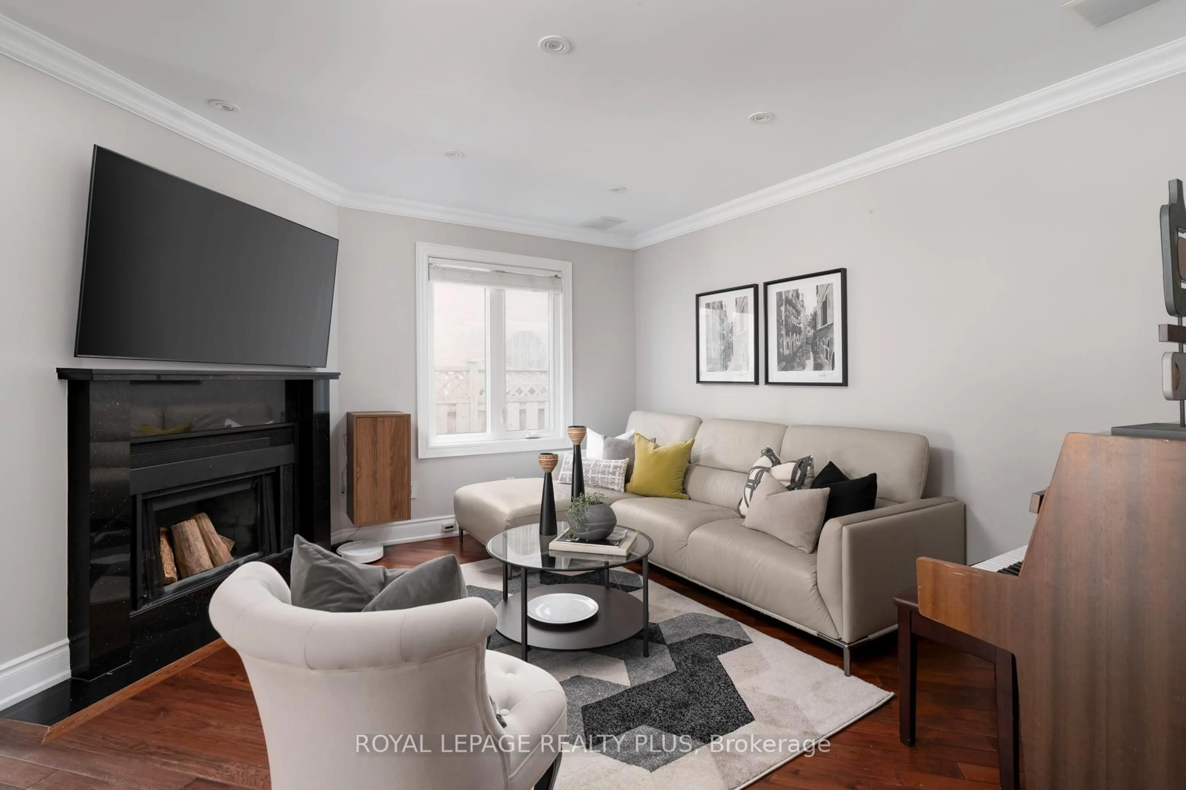 Living room with furniture, wood/laminate floor for 5229 Palomar Cres, Mississauga Ontario L5R 2W8