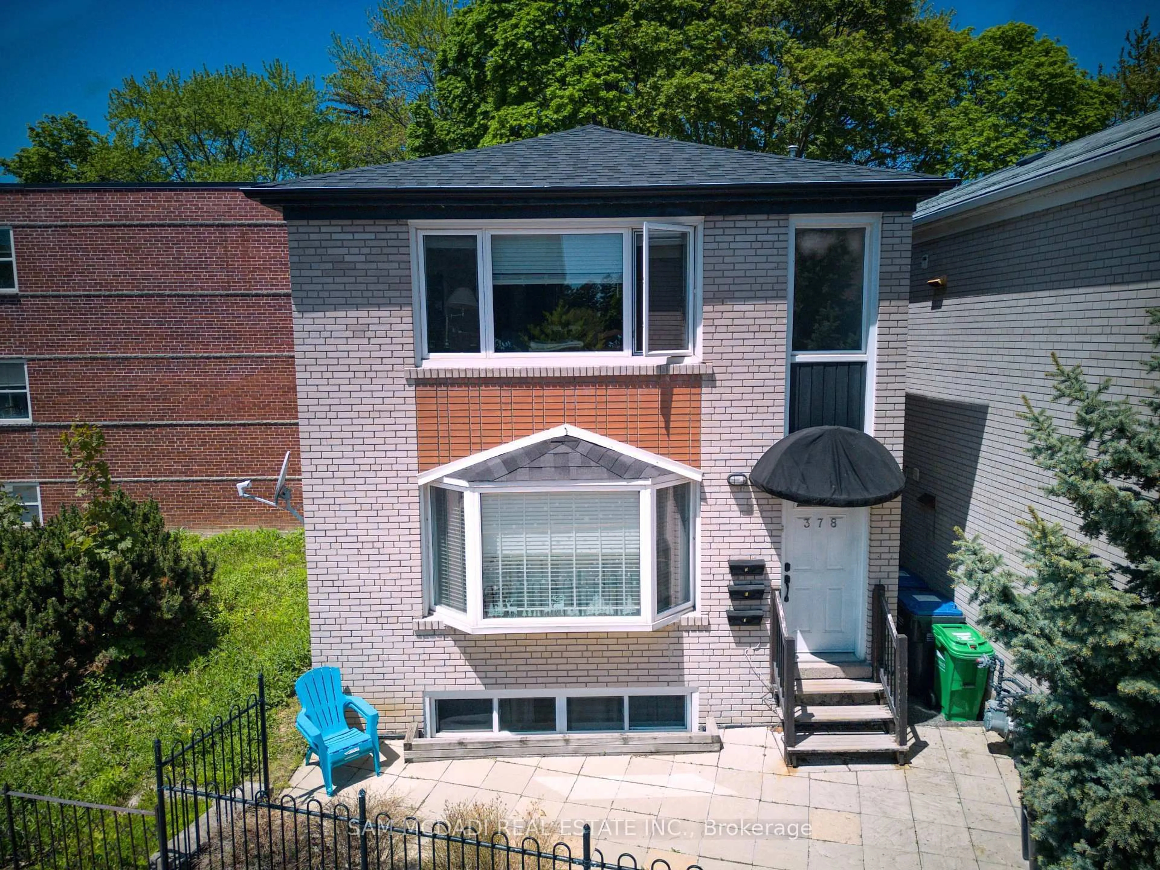 A pic from outside/outdoor area/front of a property/back of a property/a pic from drone, street for 378 Lakeshore Rd, Mississauga Ontario L5H 1H5