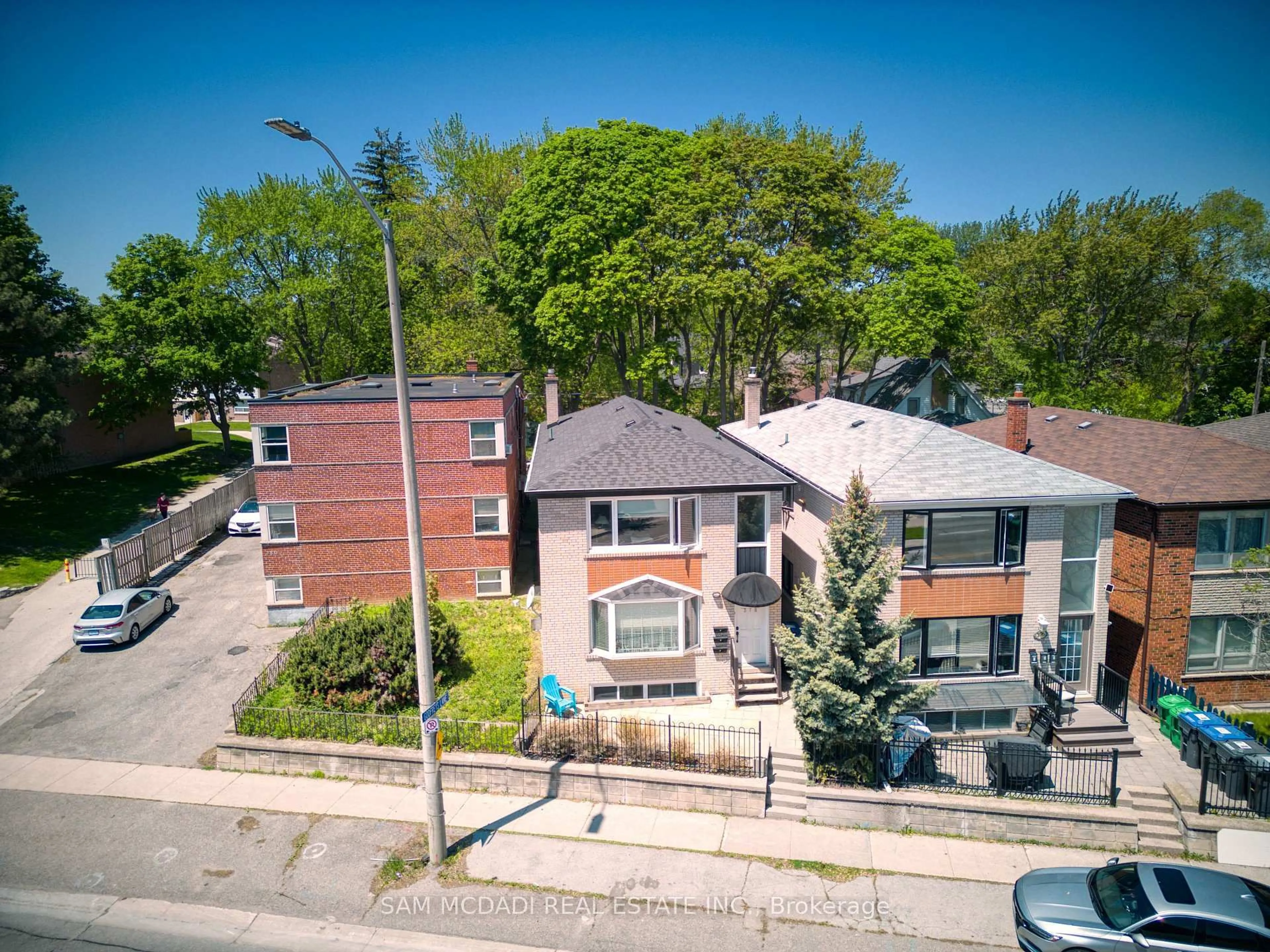 A pic from outside/outdoor area/front of a property/back of a property/a pic from drone, street for 378 Lakeshore Rd, Mississauga Ontario L5H 1H5