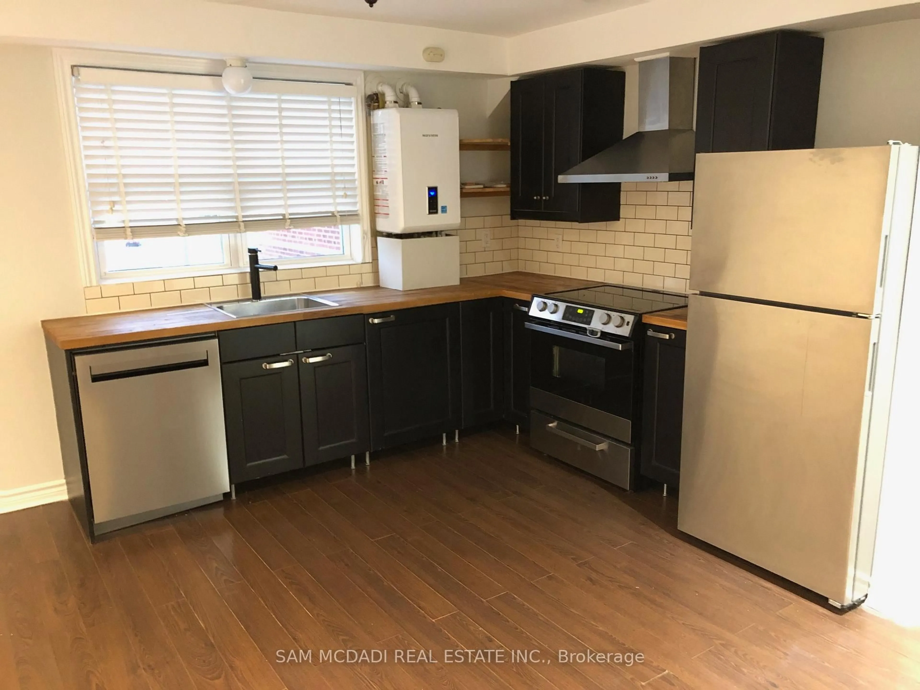 Standard kitchen, wood/laminate floor for 378 Lakeshore Rd, Mississauga Ontario L5H 1H5