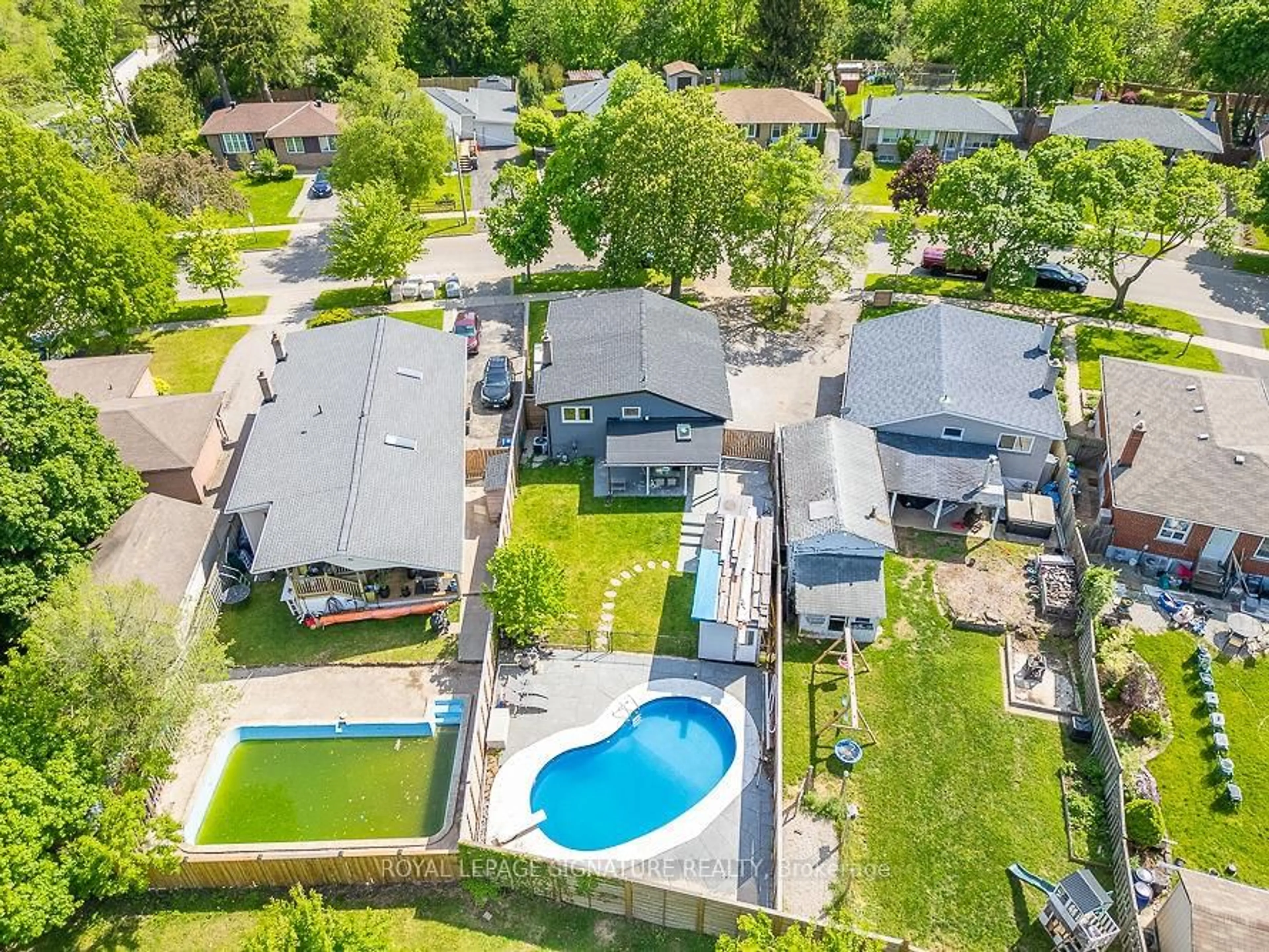 A pic from outside/outdoor area/front of a property/back of a property/a pic from drone, street for 1311 Lewisham Dr, Mississauga Ontario L5J 3P8