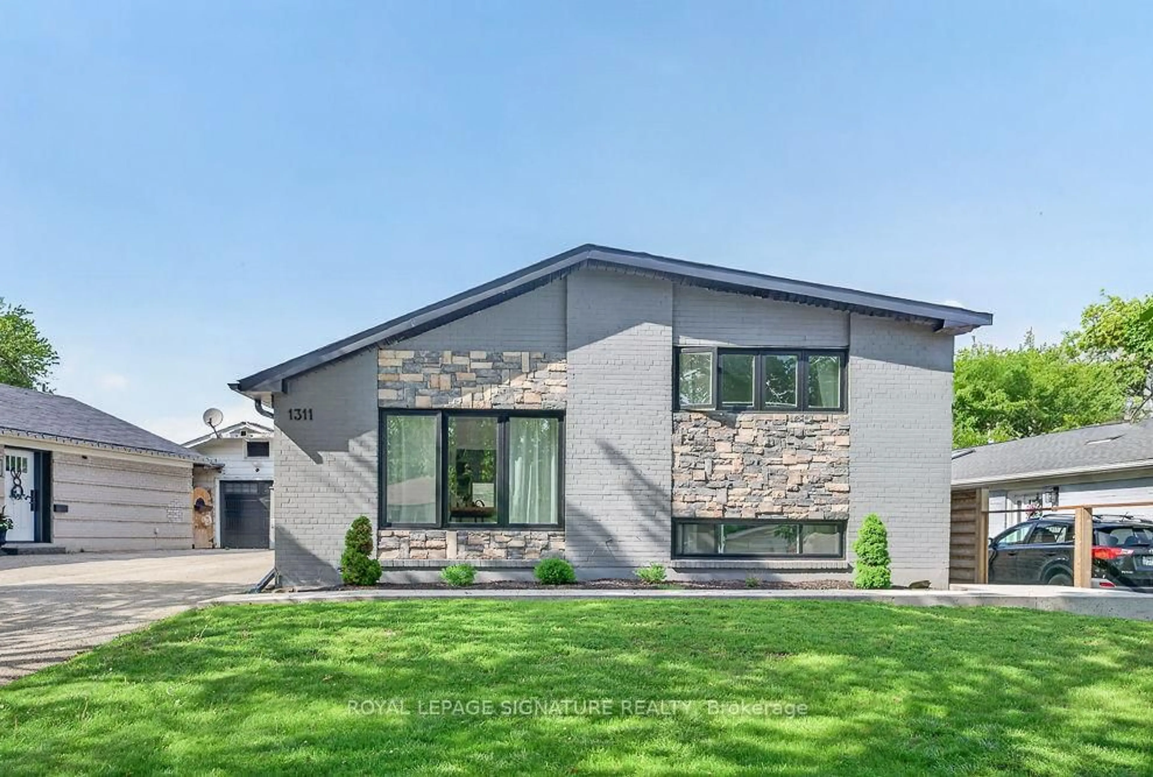 Home with brick exterior material, unknown for 1311 Lewisham Dr, Mississauga Ontario L5J 3P8