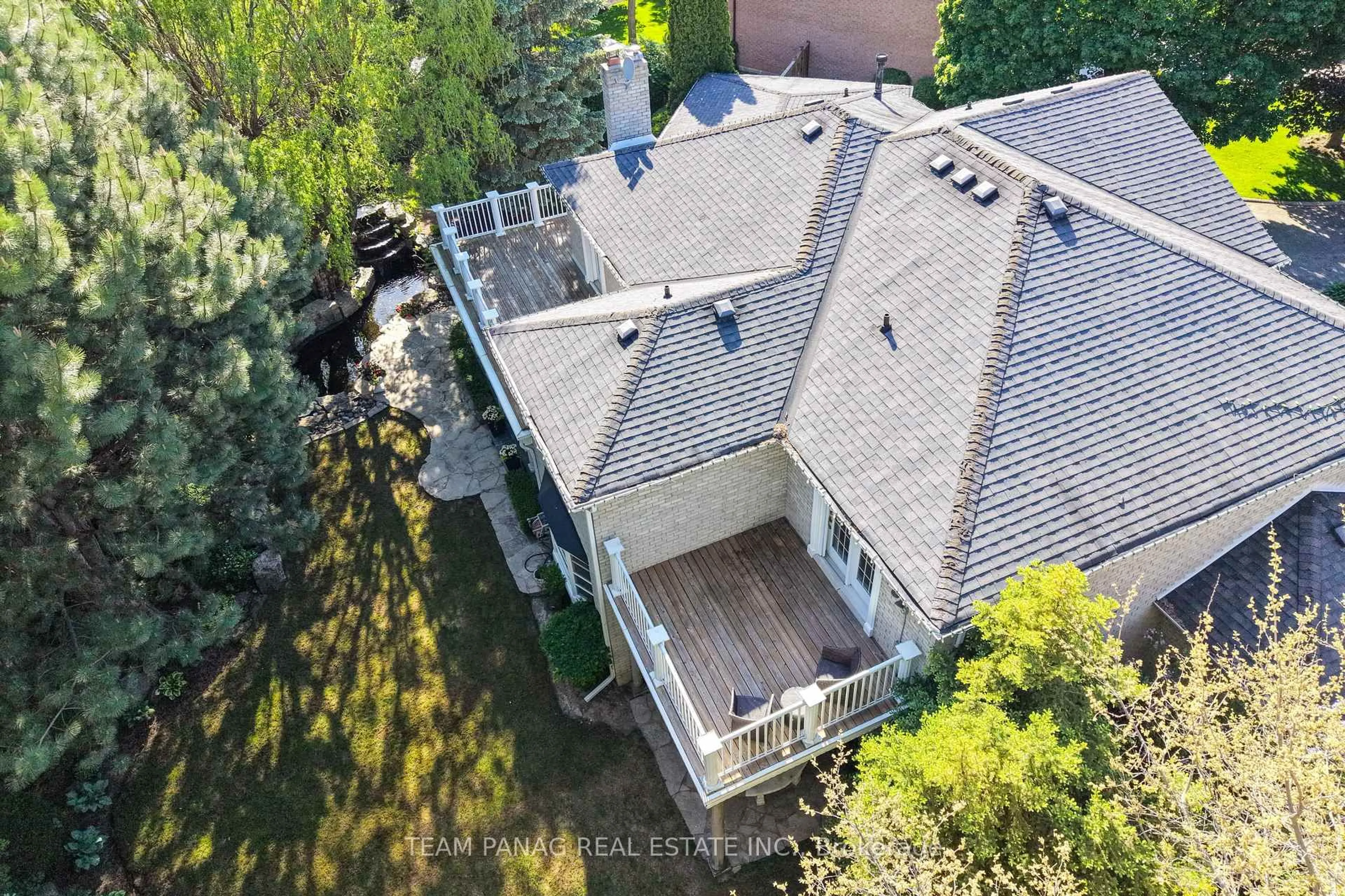 A pic from outside/outdoor area/front of a property/back of a property/a pic from drone, unknown for 8 Enchanted Crt, Brampton Ontario L6Z 3M9
