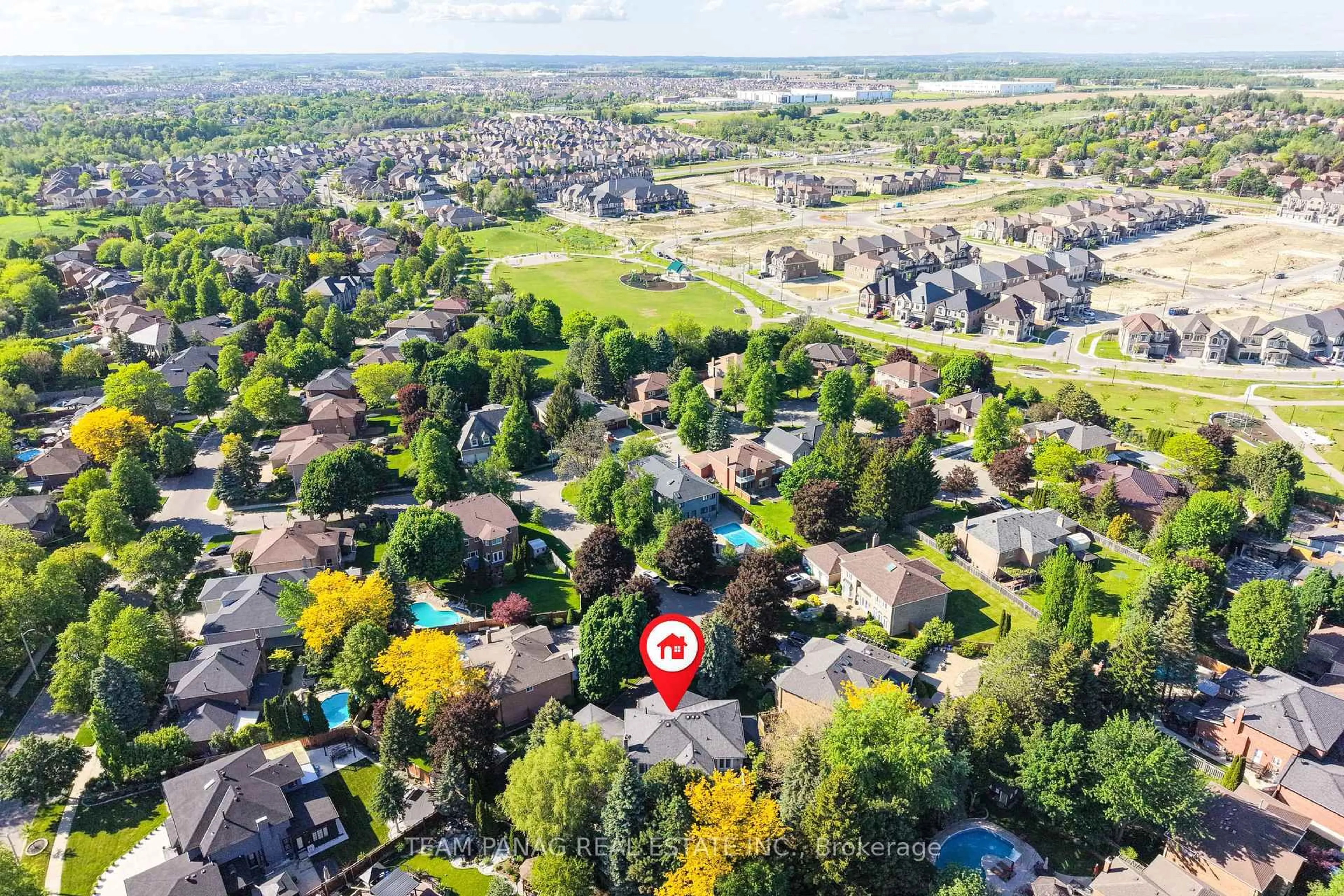 A pic from outside/outdoor area/front of a property/back of a property/a pic from drone, street for 8 Enchanted Crt, Brampton Ontario L6Z 3M9
