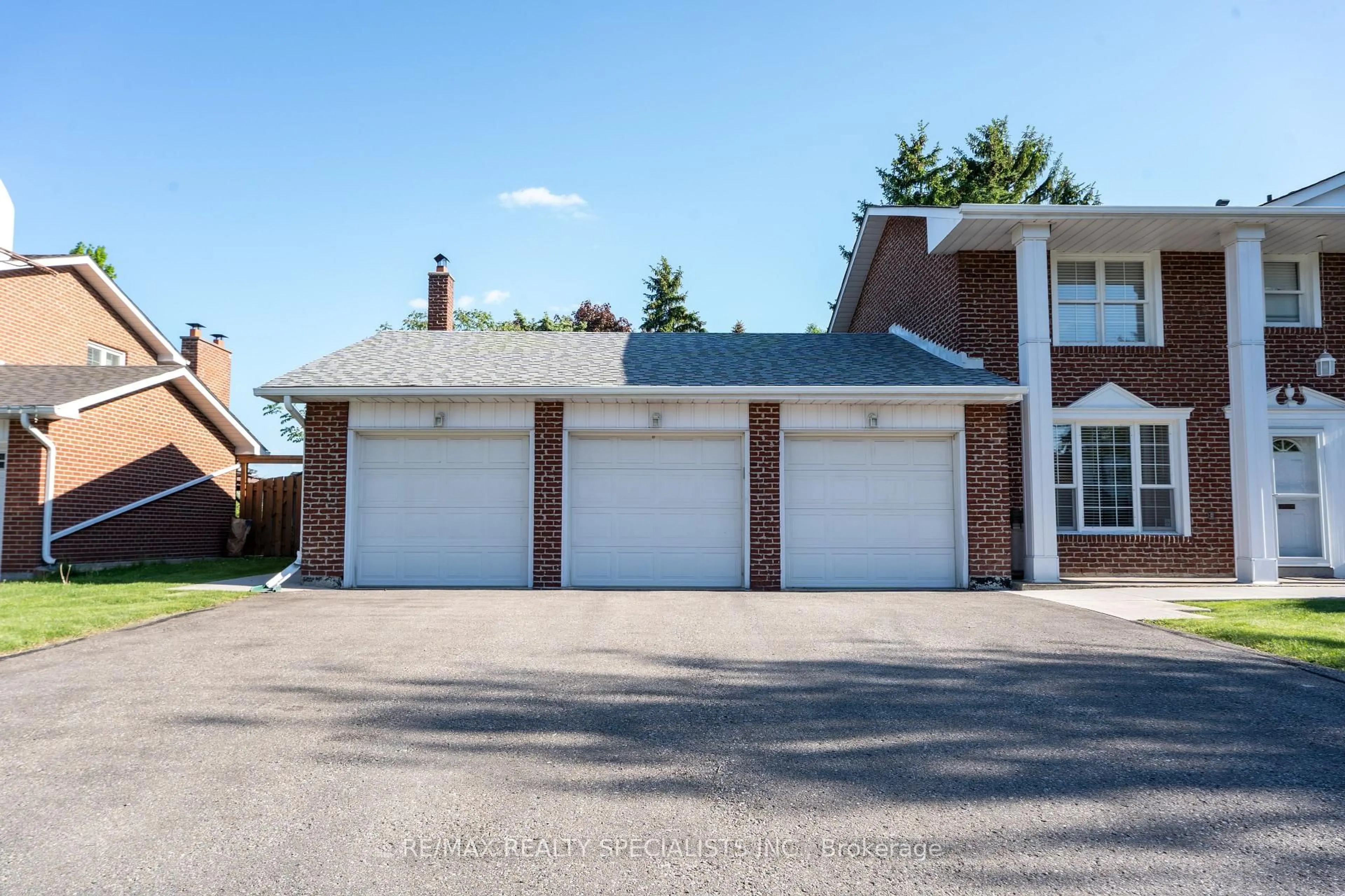 Indoor garage for 8 River View Dr, Brampton Ontario L6W 2E5
