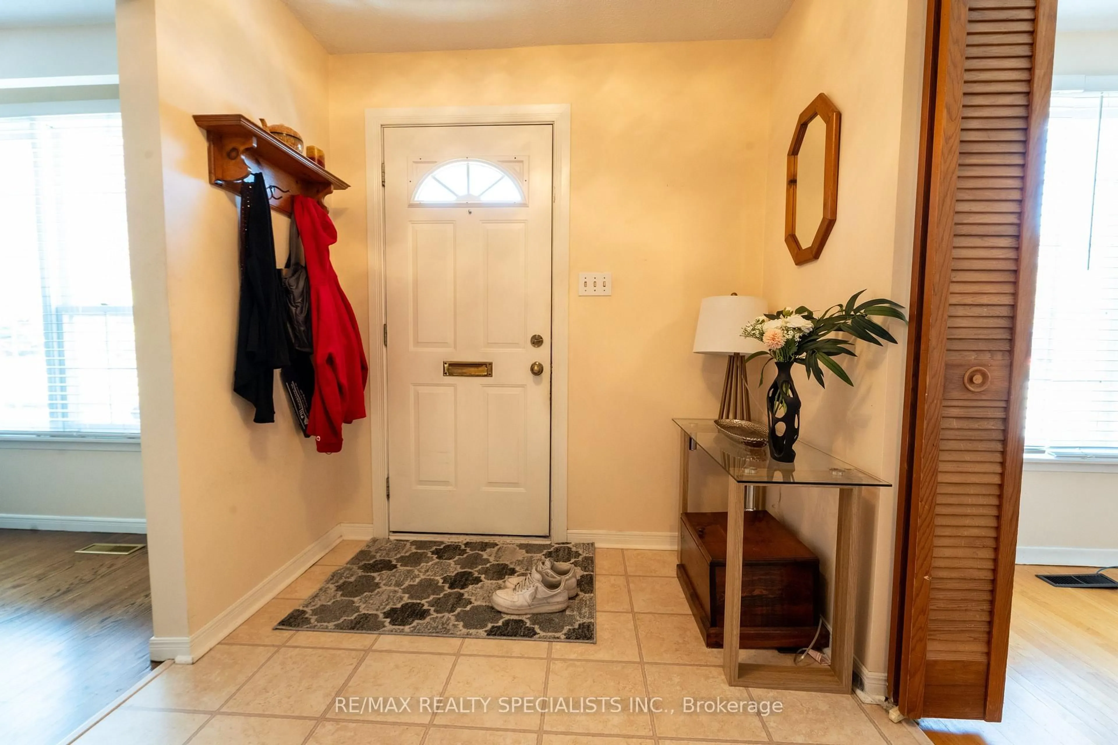 Indoor entryway for 8 River View Dr, Brampton Ontario L6W 2E5