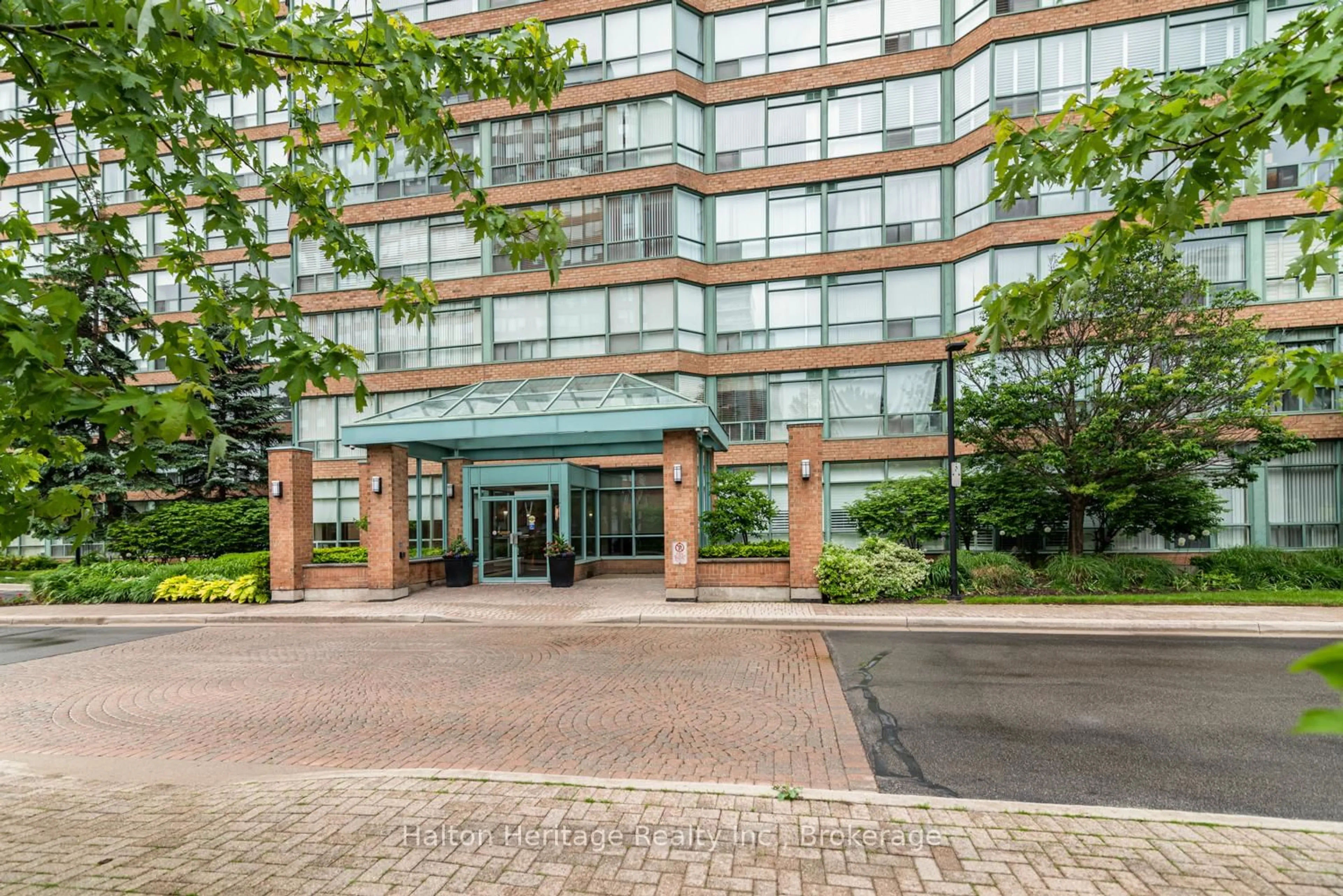 Indoor foyer for 1276 Maple Crossing Blvd #1711, Burlington Ontario L7S 2J9