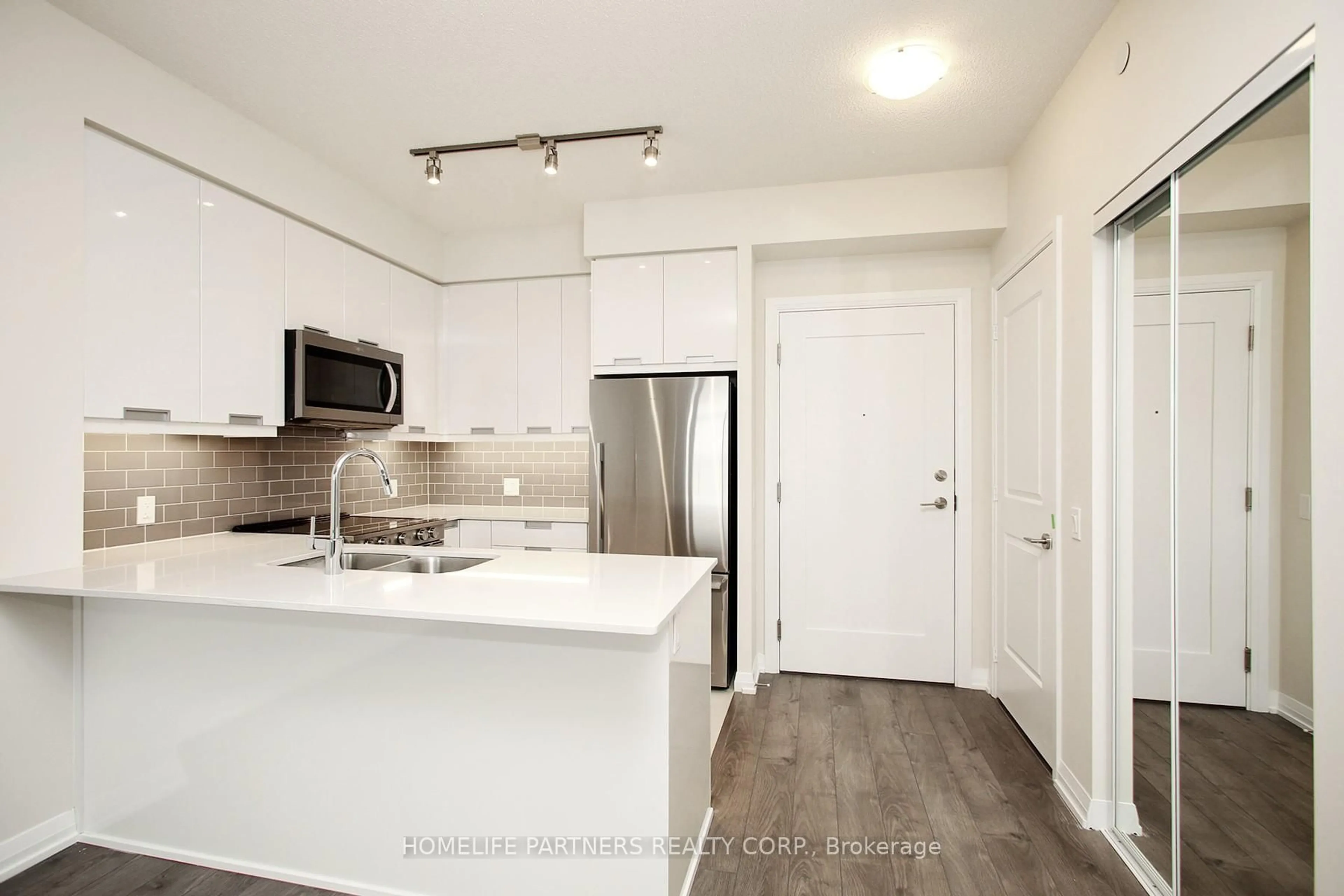 Standard kitchen, unknown for 35 Watergarden Dr #720, Mississauga Ontario L5R 0G8