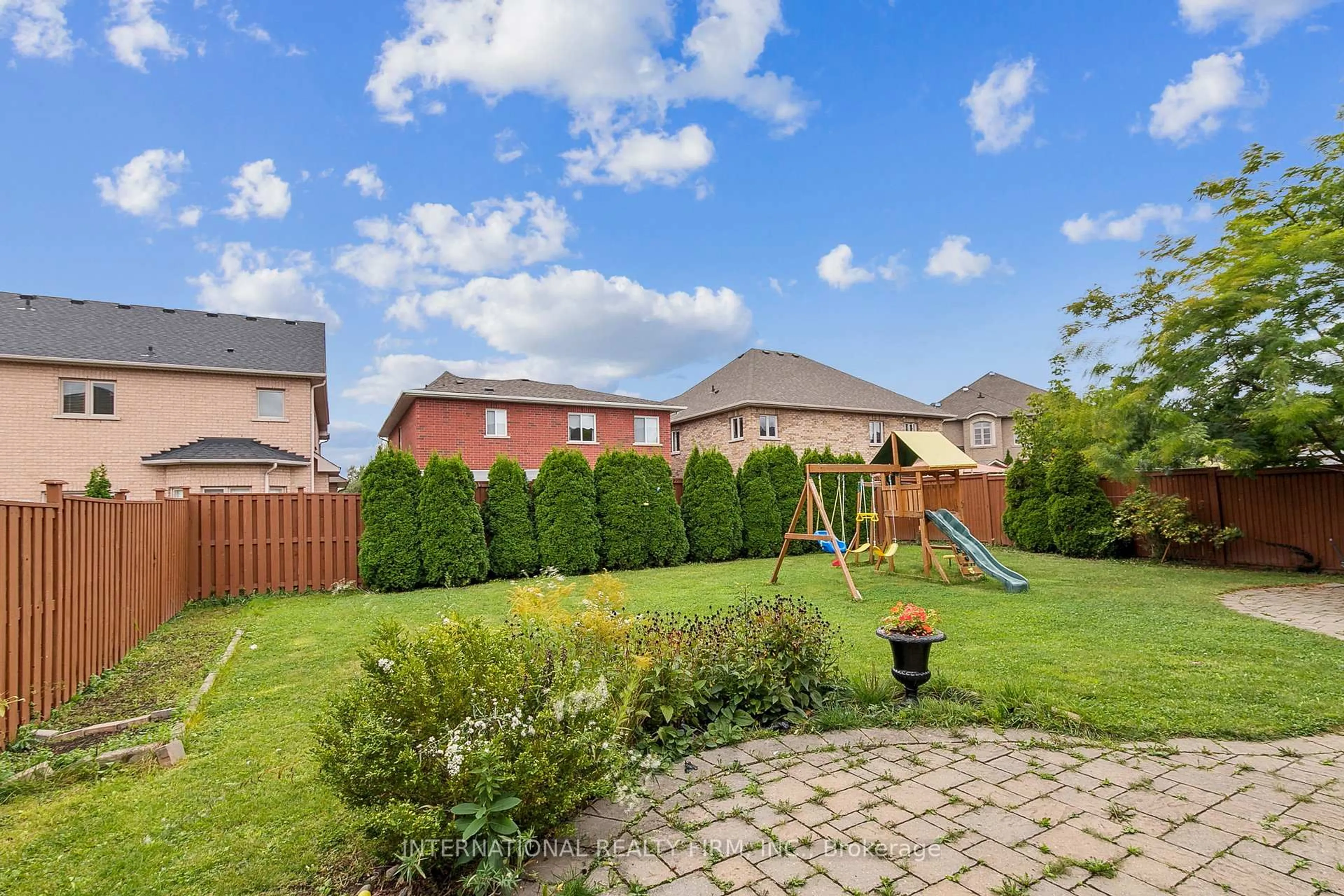 Patio, street for 8 Redwillow Rd, Brampton Ontario L6P 2A3