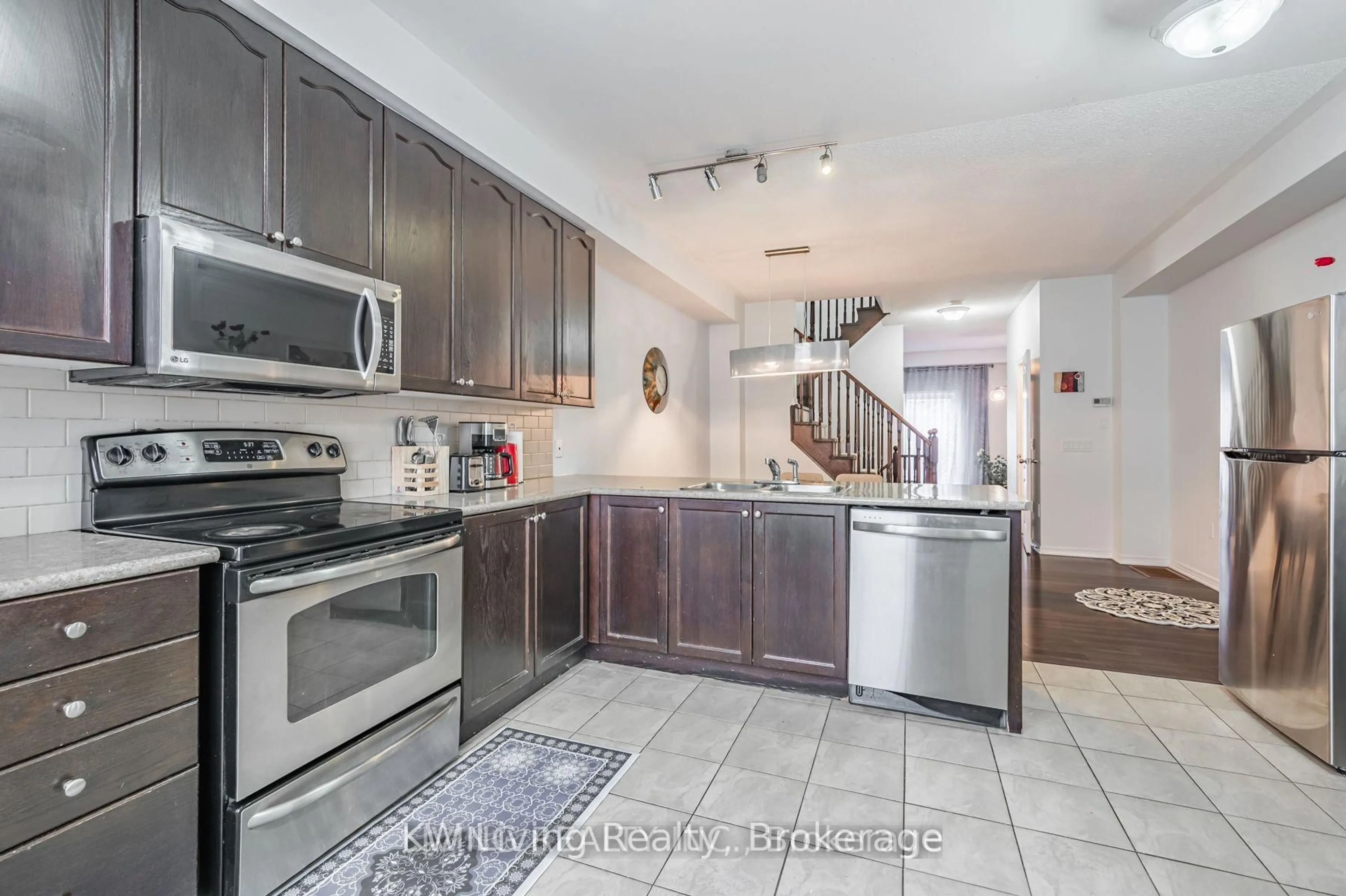 Open concept kitchen, ceramic/tile floor for 6625 Falconer Dr #25, Mississauga Ontario L5N 0C7