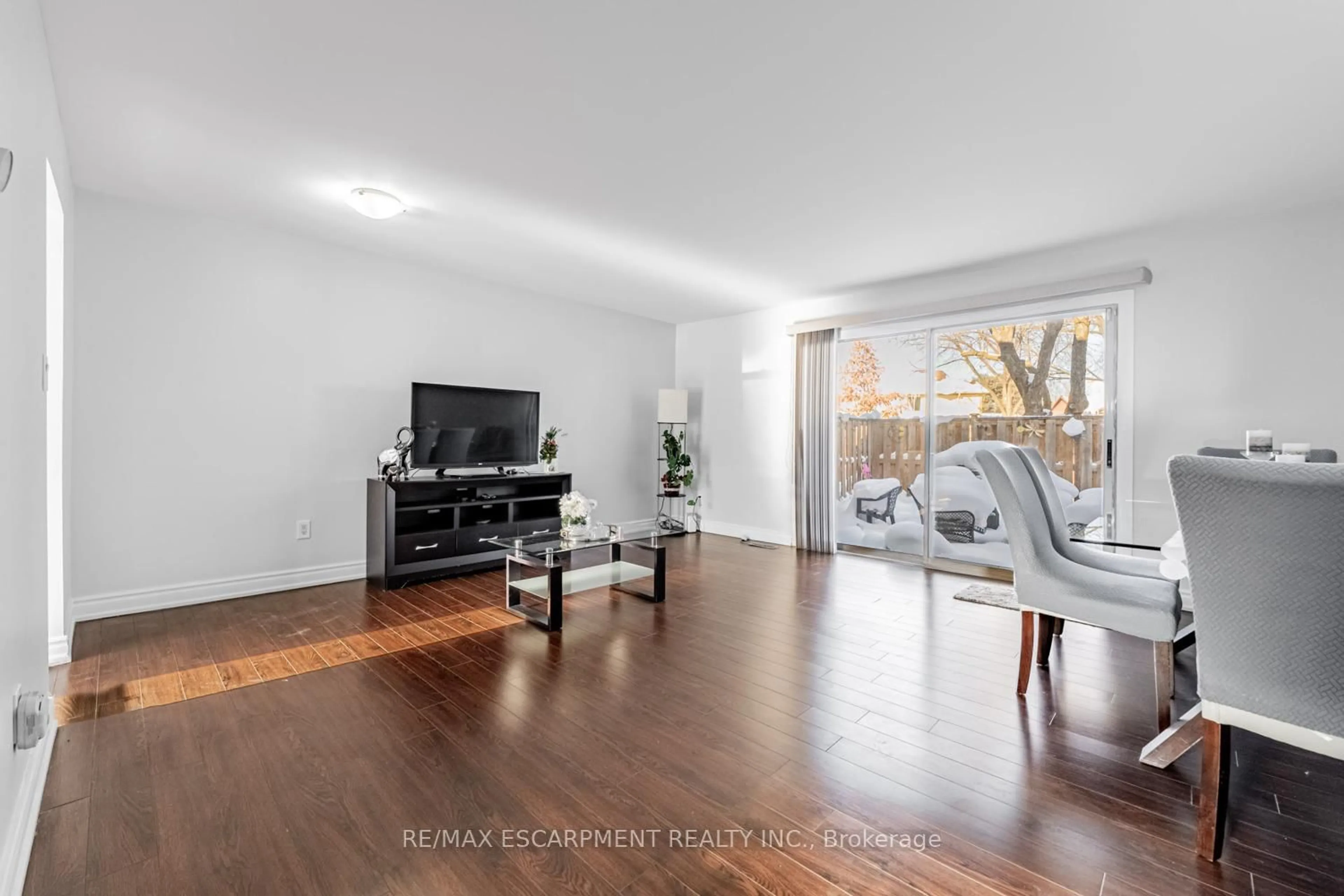 Living room with furniture, wood/laminate floor for 6650 Falconer Dr #19, Mississauga Ontario L5N 1B5