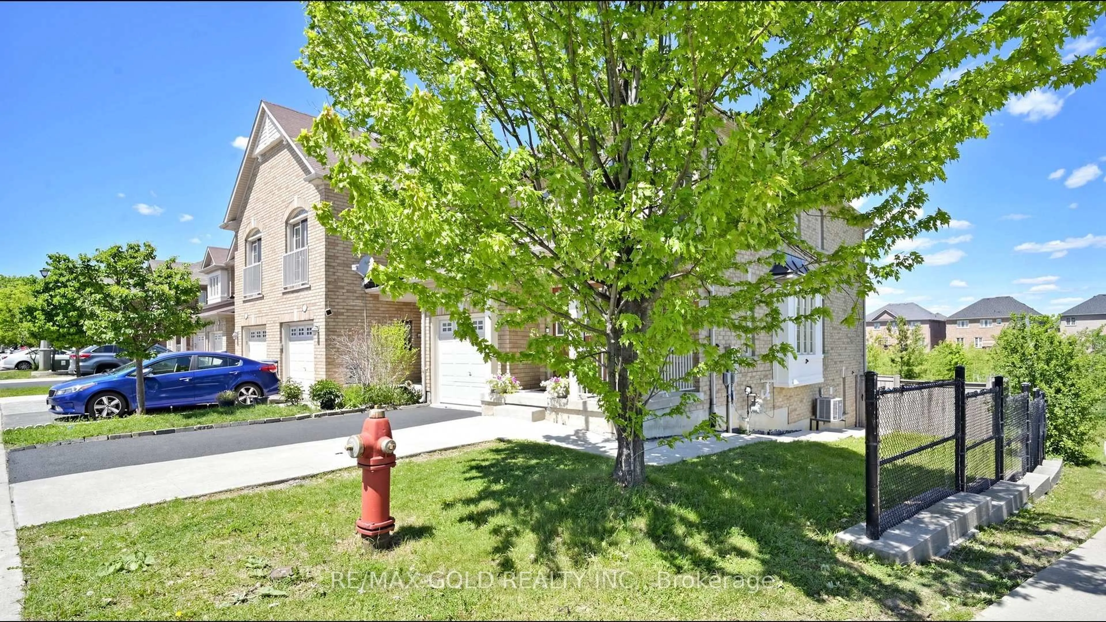 A pic from outside/outdoor area/front of a property/back of a property/a pic from drone, street for 9 Edgewater Crt, Brampton Ontario L6R 0W8