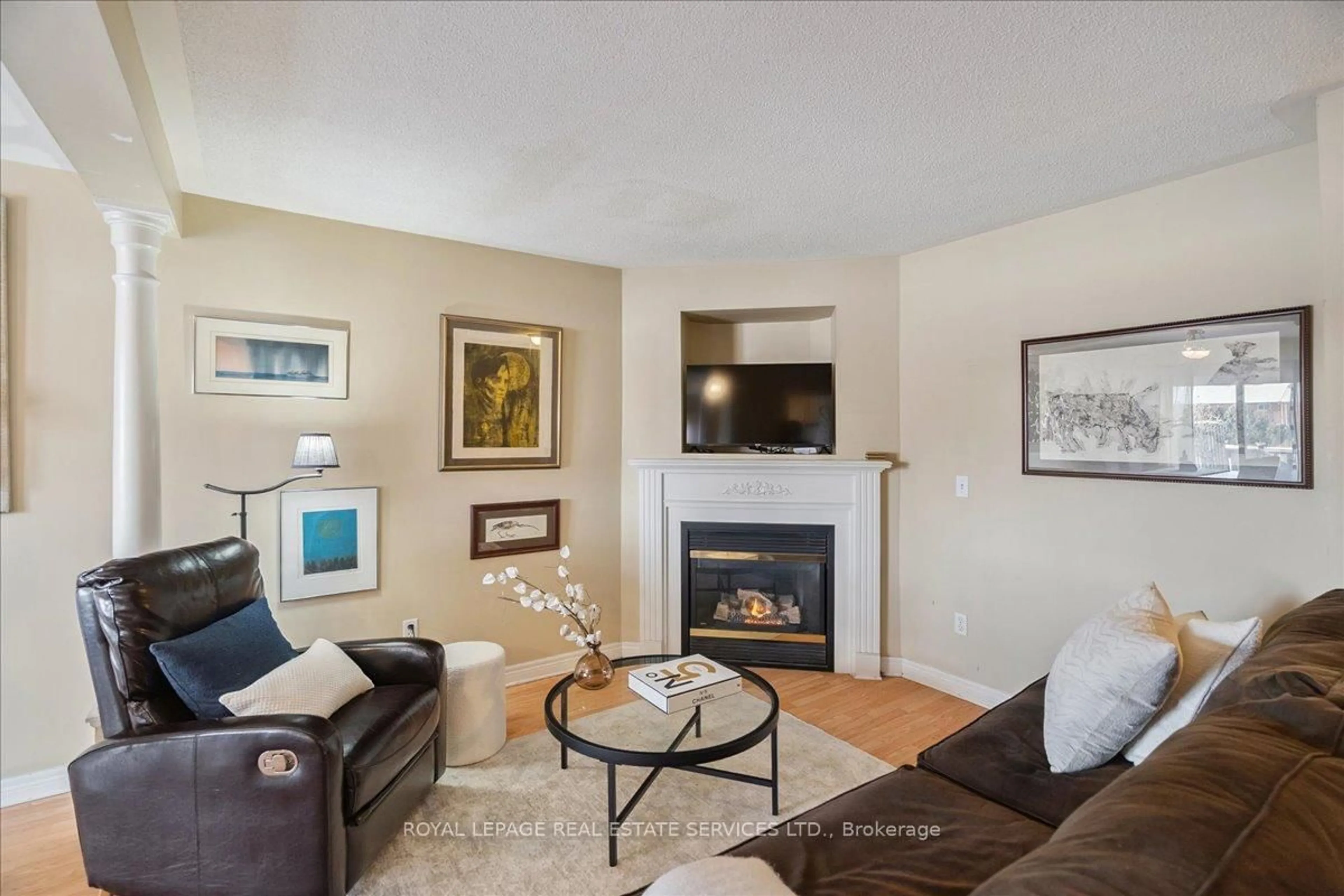Living room with furniture, unknown for 2871 DARIEN Rd #14, Burlington Ontario L7M 4R6