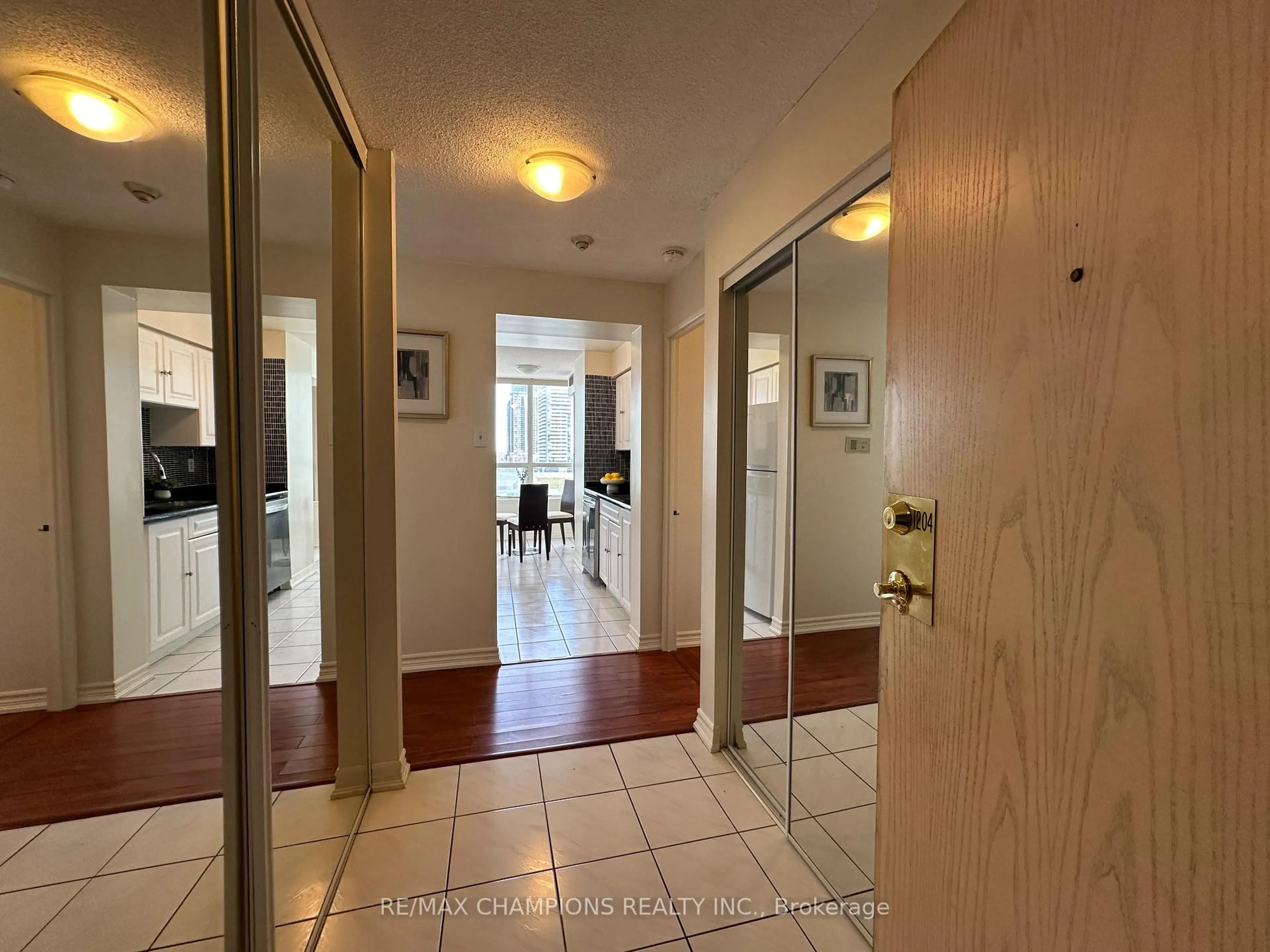 Indoor foyer for 400 Webb Dr #1204, Mississauga Ontario L5B 3Z7