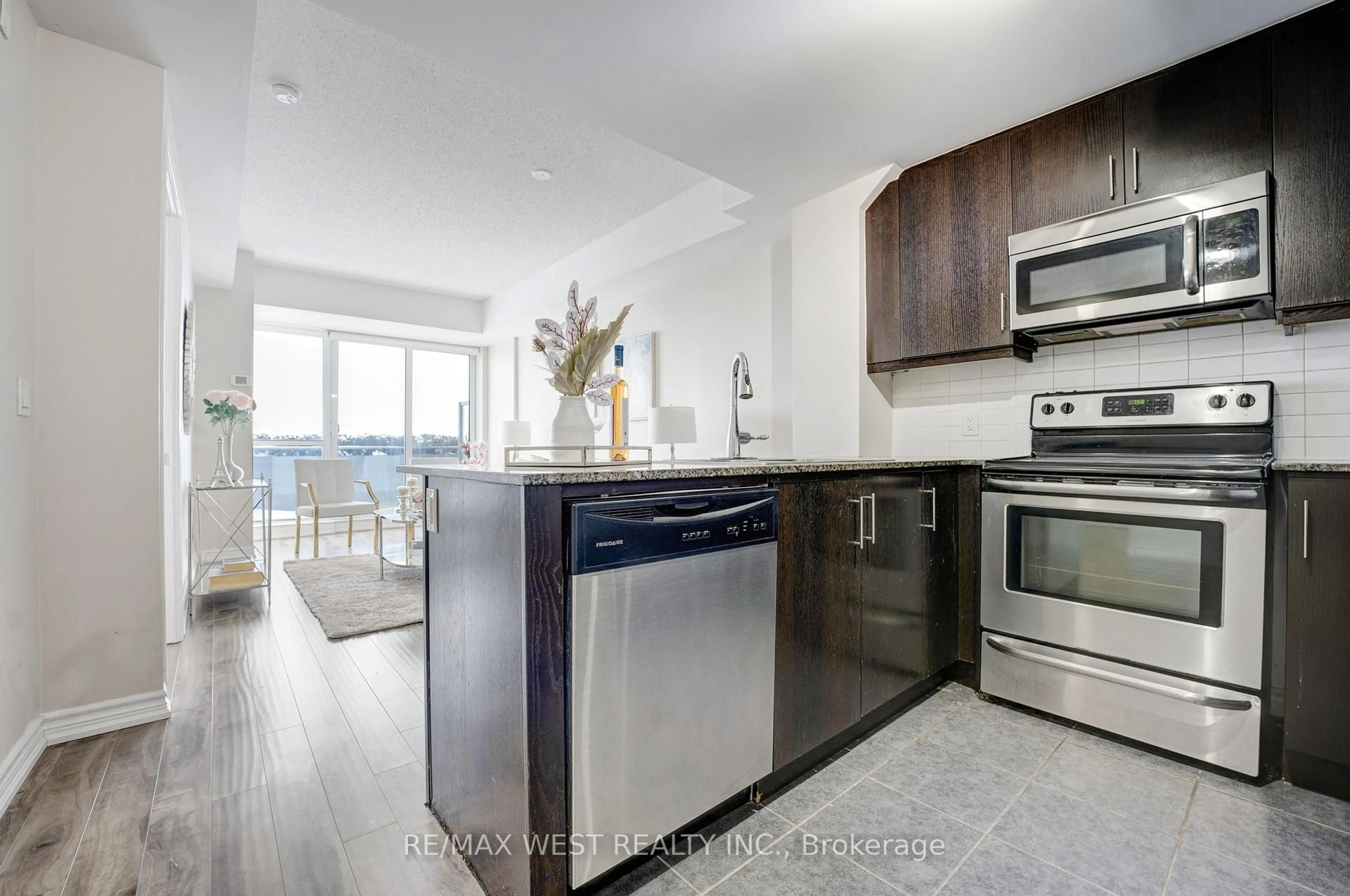 Open concept kitchen, unknown for 15 James Finlay Way #627, Toronto Ontario M3M 0B3